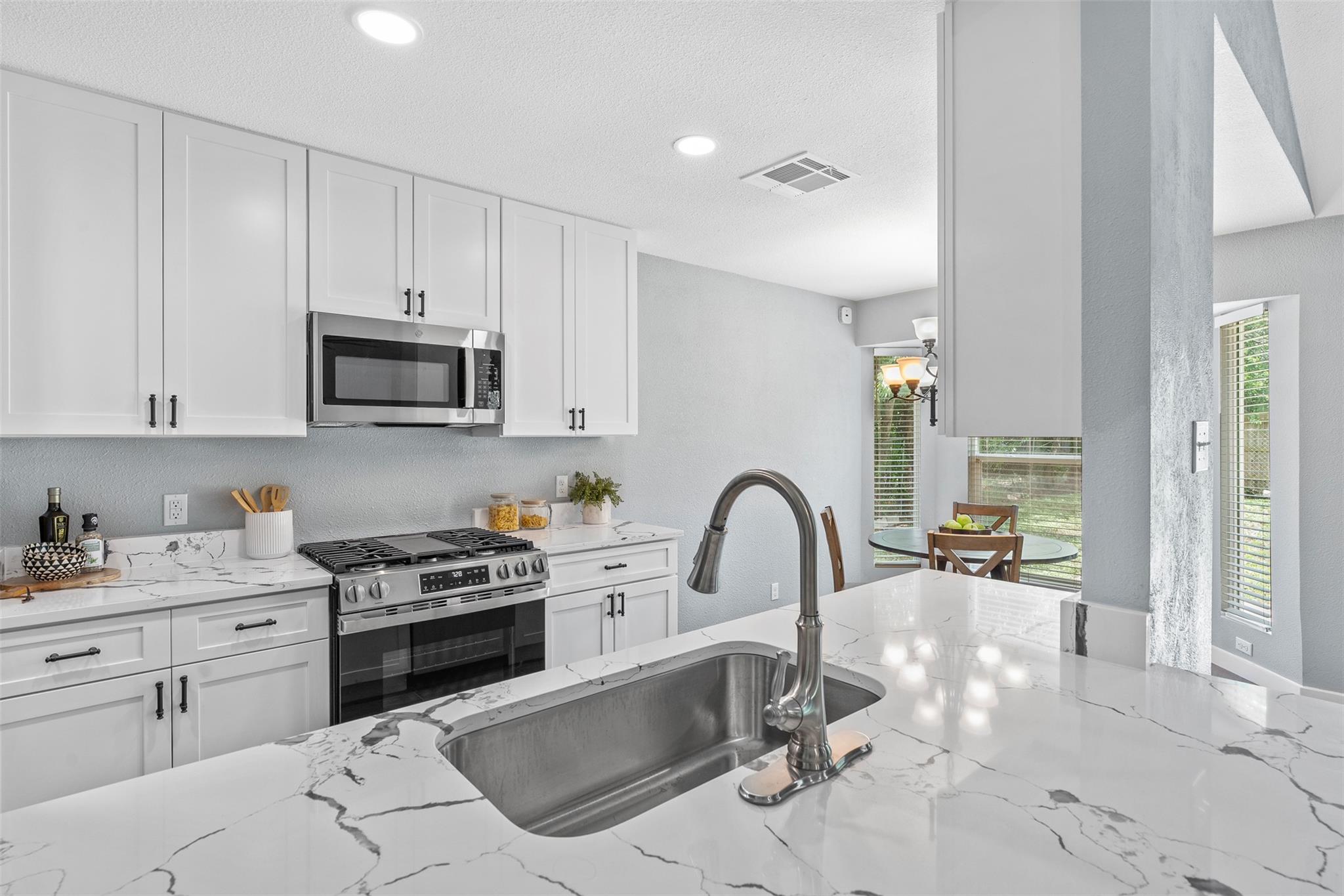 3915 Hillside Dr, Round Rock, TX 78681