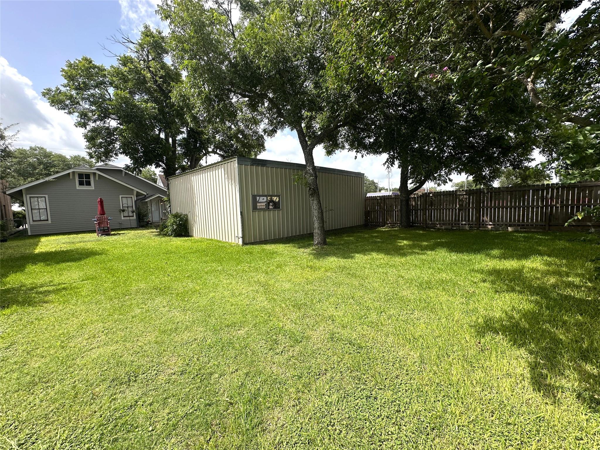 129 E Crockett St, La Grange, TX 78945