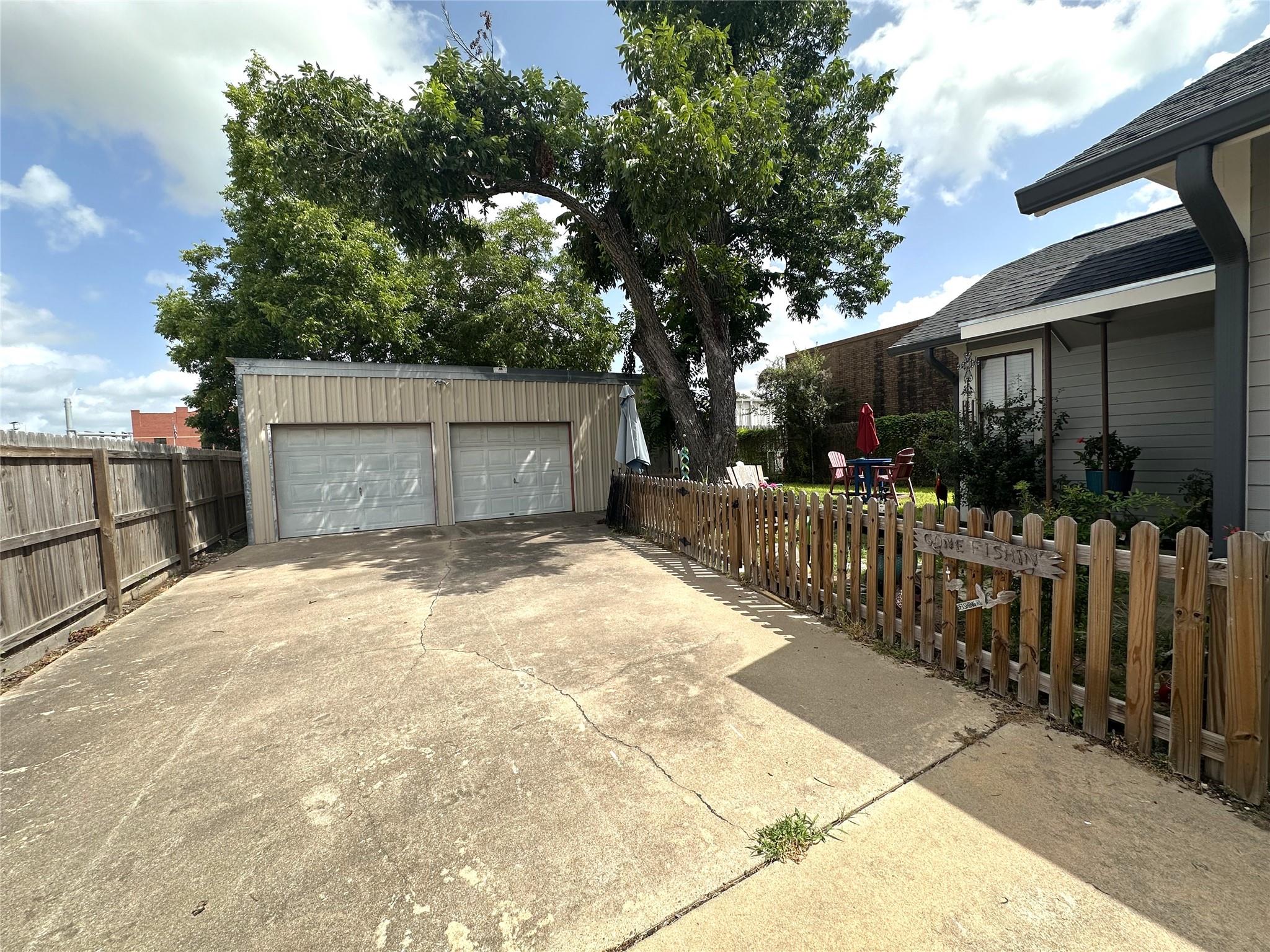 129 E Crockett St, La Grange, TX 78945