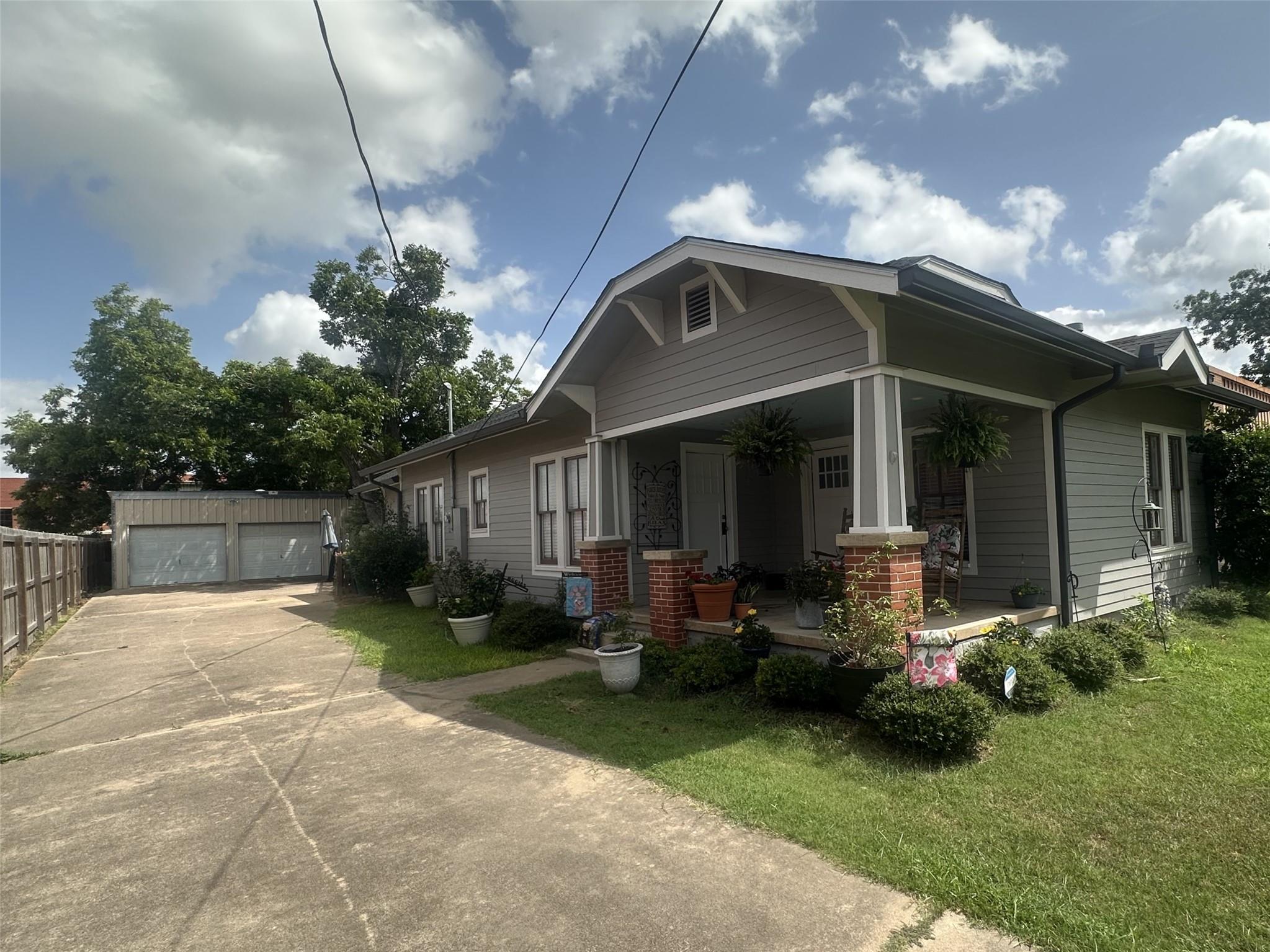129 E Crockett St, La Grange, TX 78945