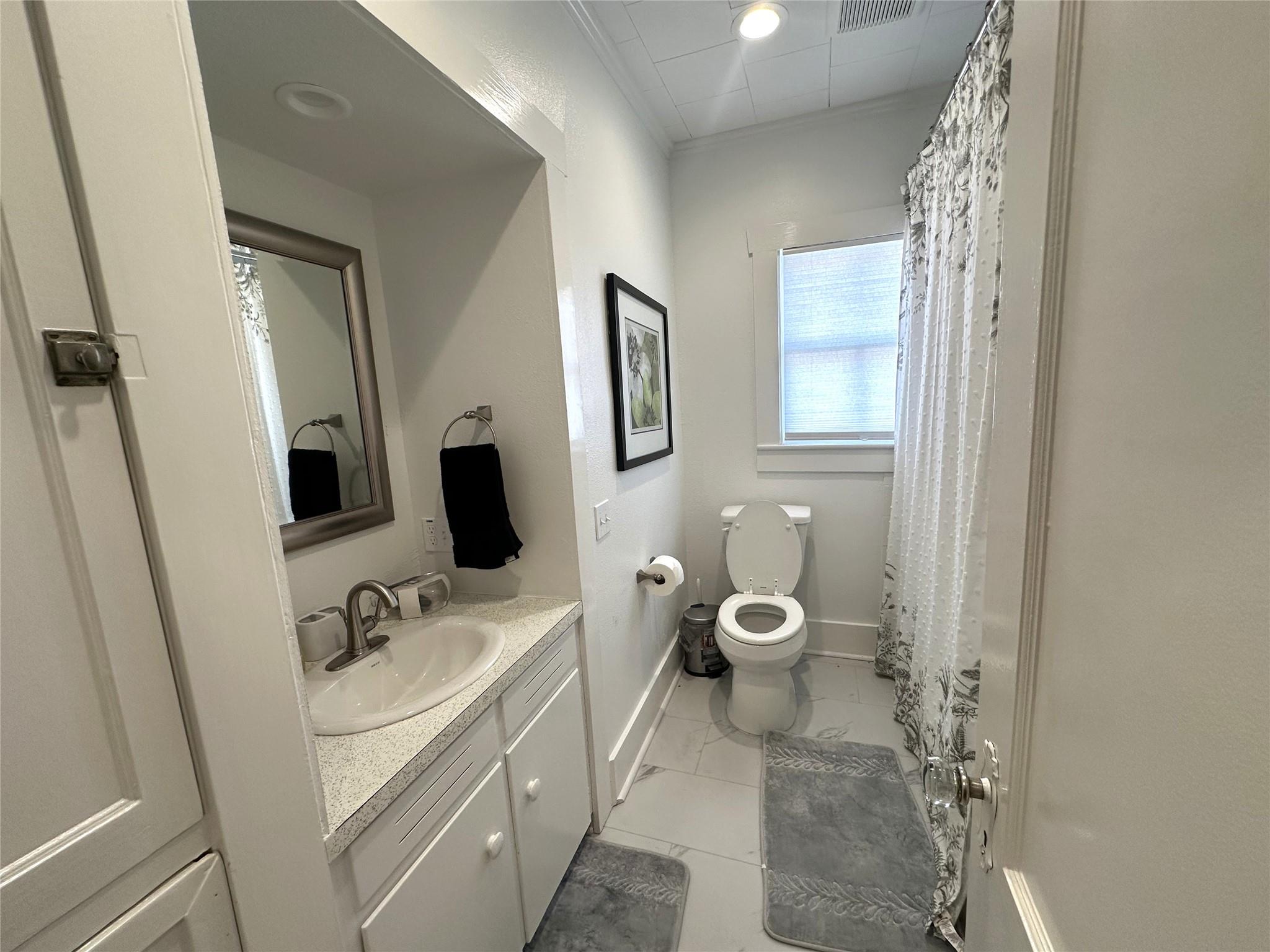 129 E Crockett St, La Grange, TX 78945