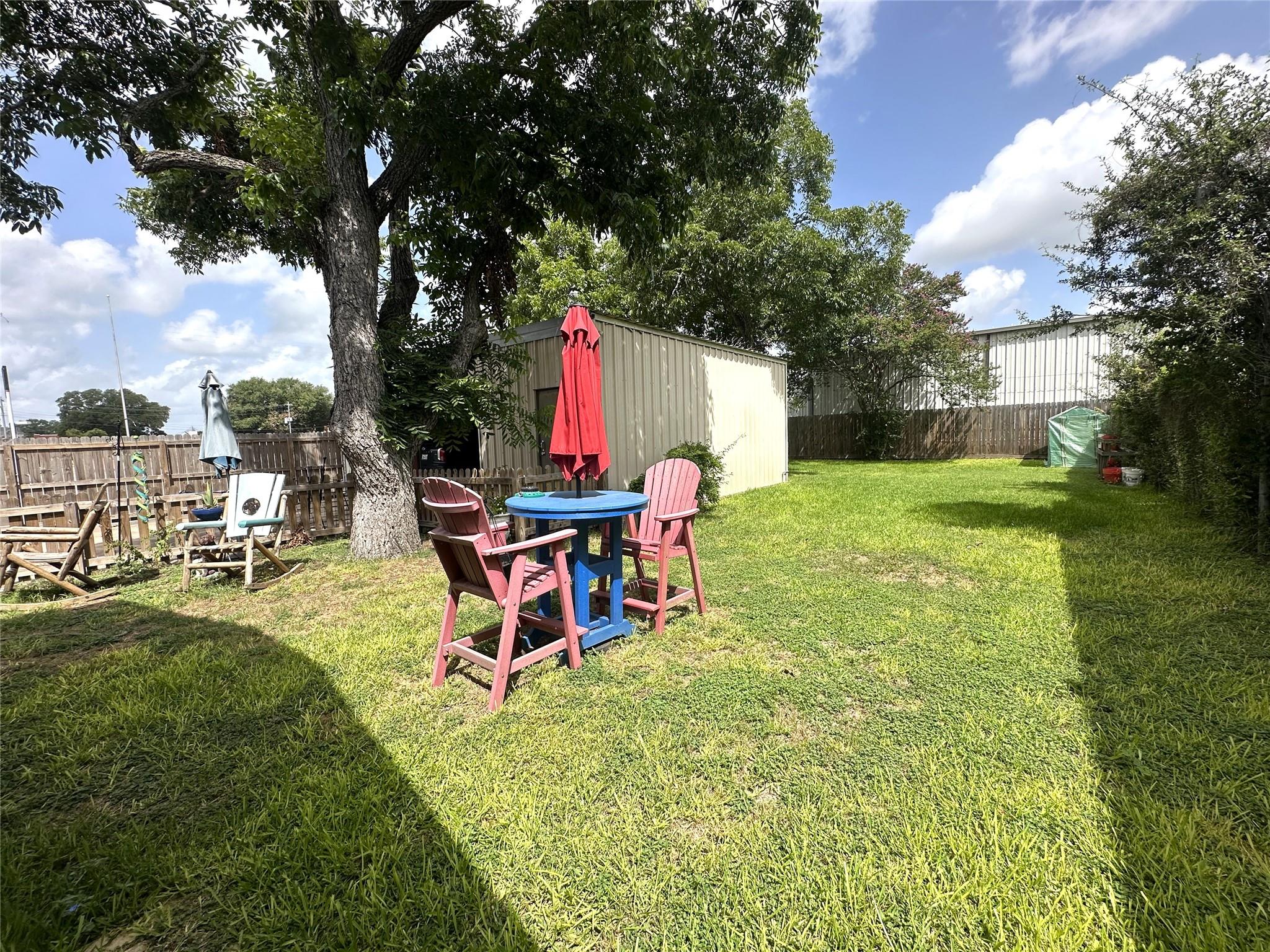 129 E Crockett St, La Grange, TX 78945