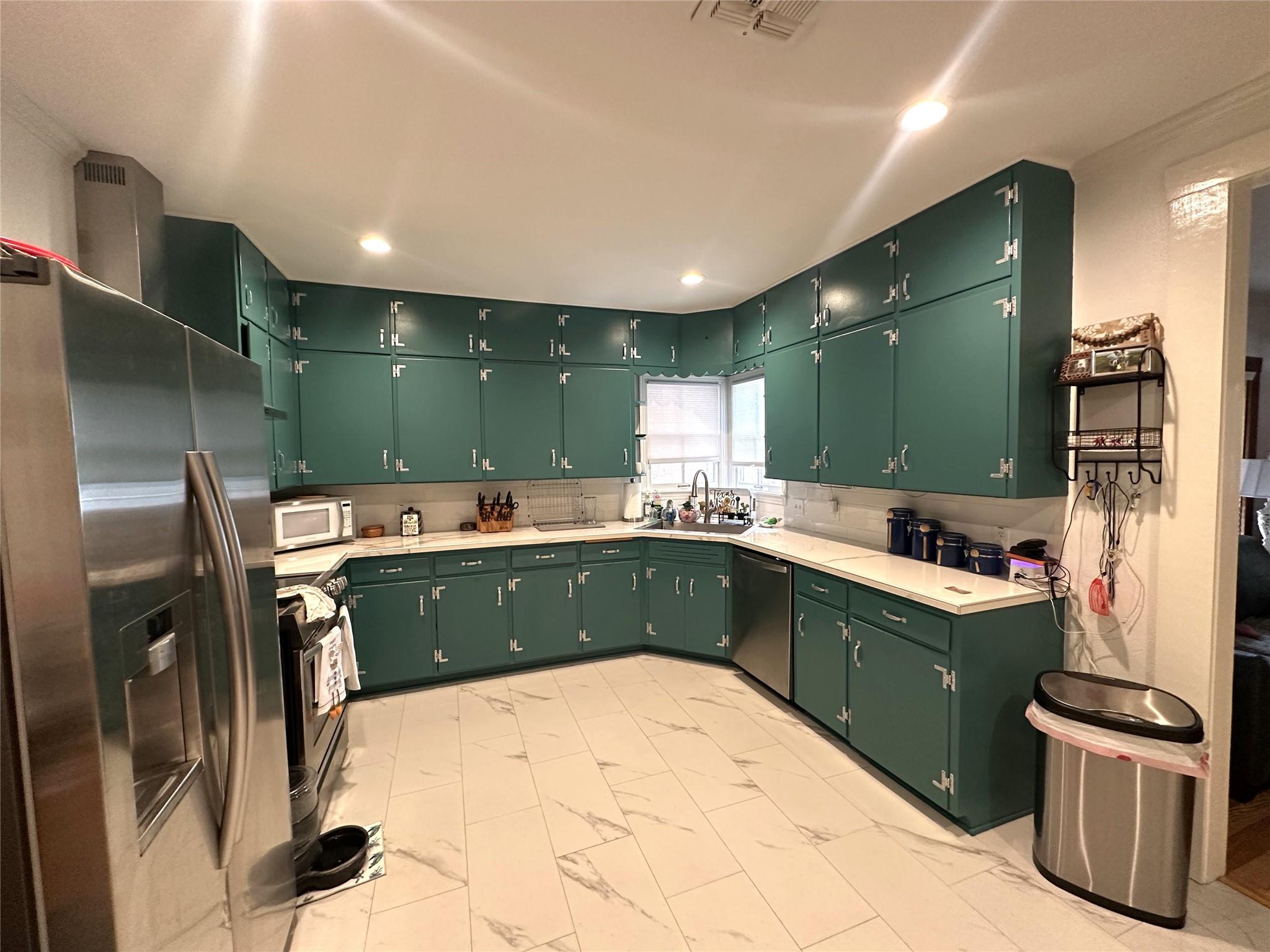 129 E Crockett St, La Grange, TX 78945