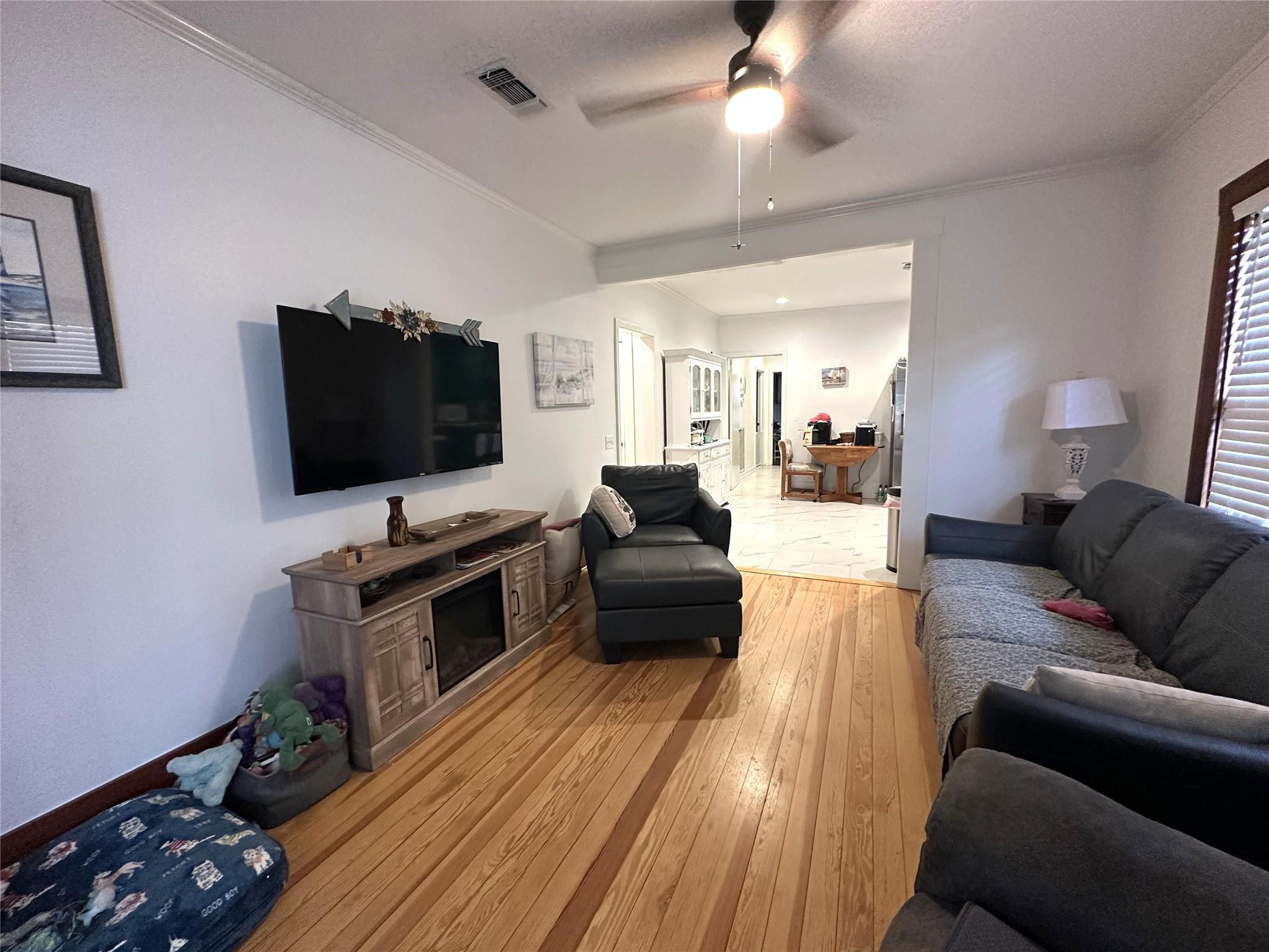 129 E Crockett St, La Grange, TX 78945