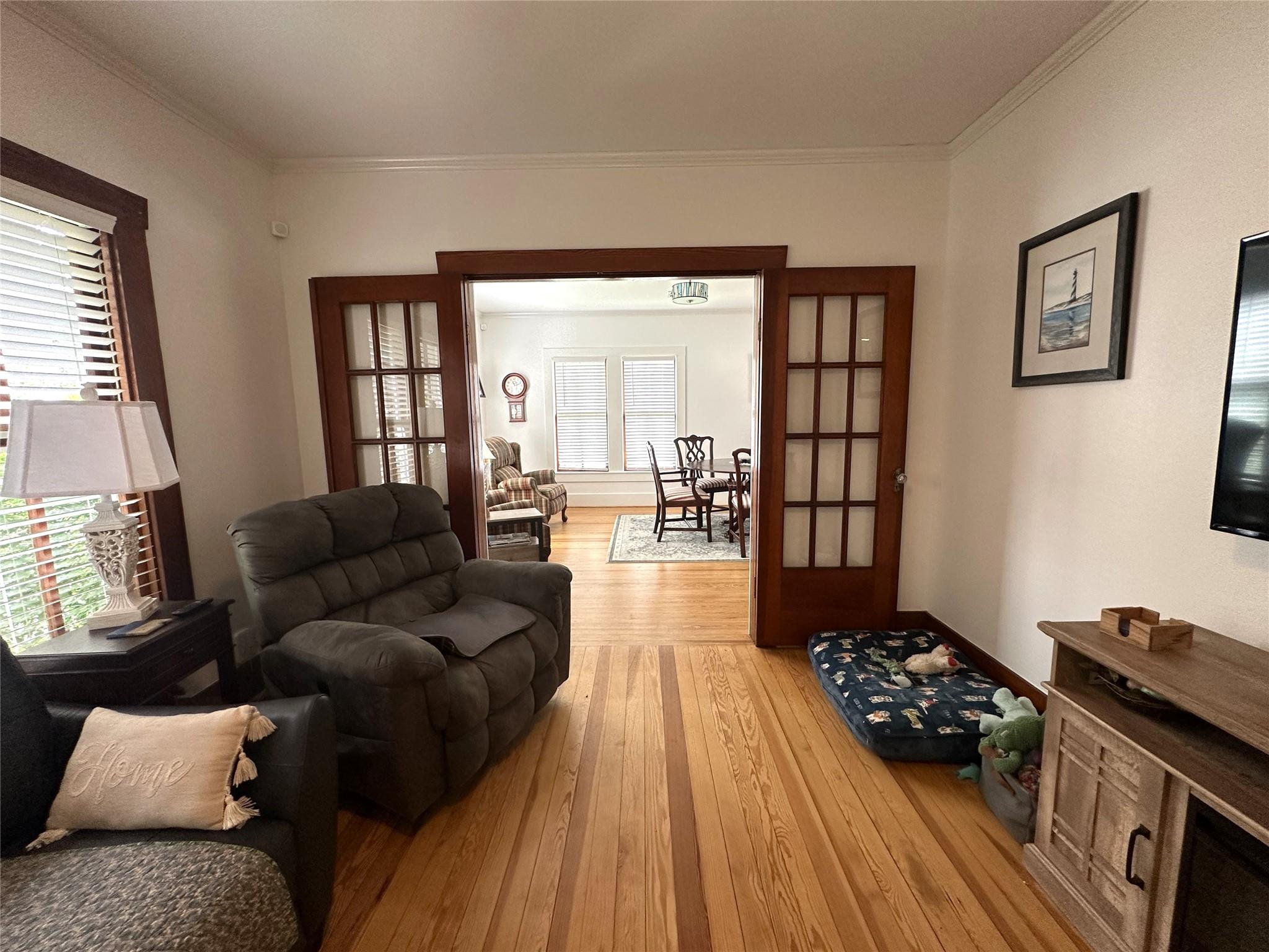 129 E Crockett St, La Grange, TX 78945