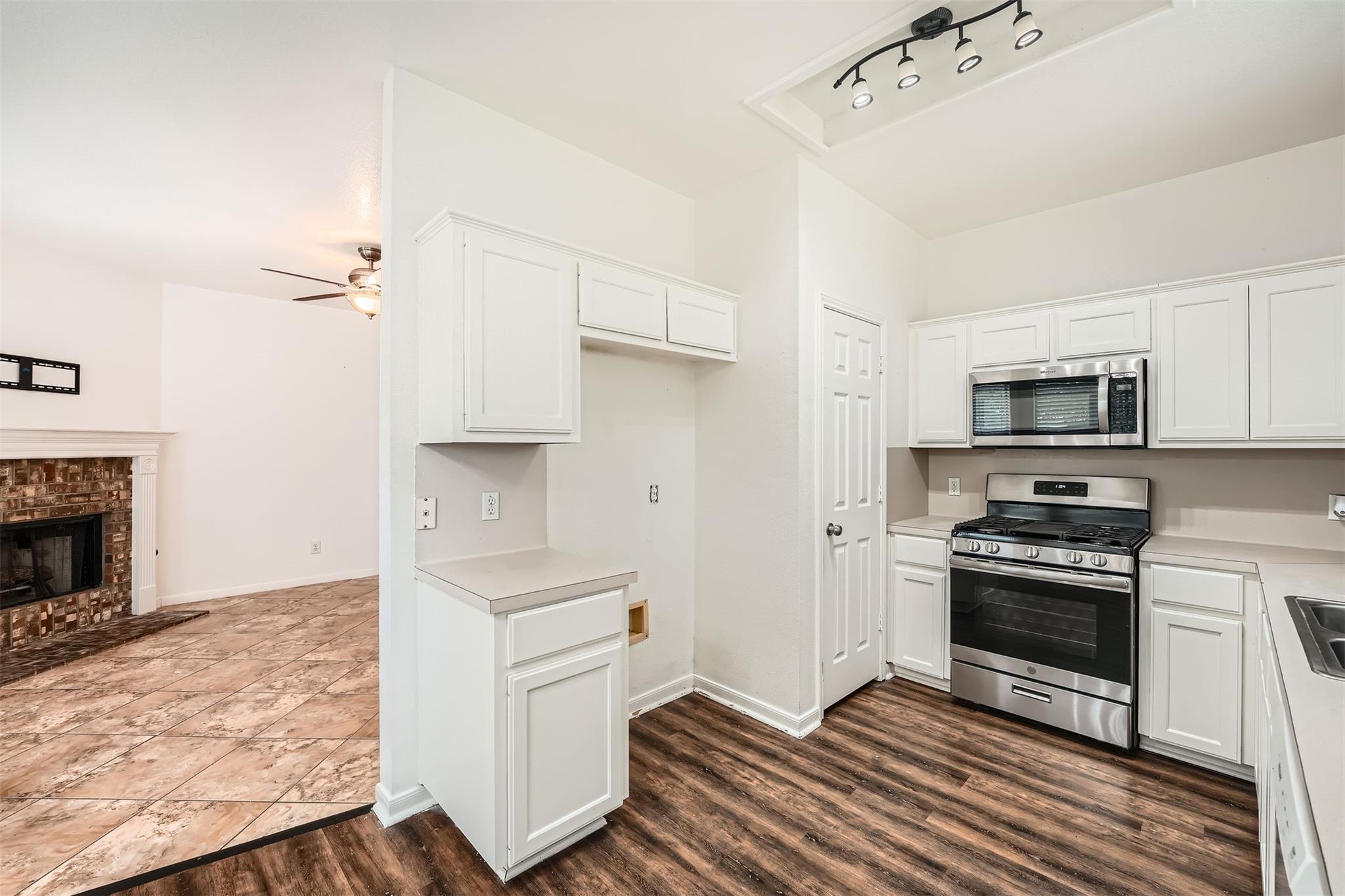 204 Mallard Cv, Hutto, TX 78634