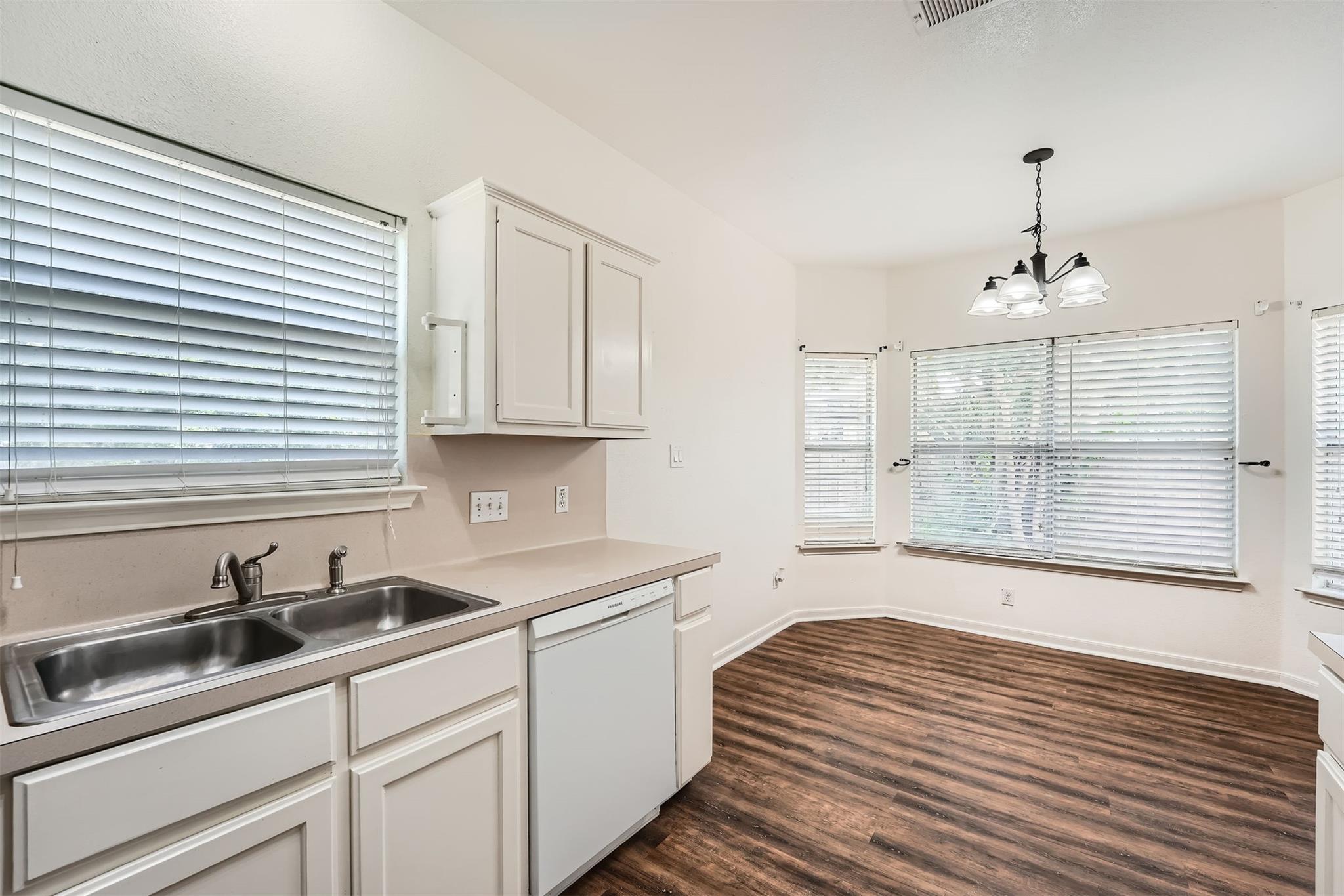 204 Mallard Cv, Hutto, TX 78634