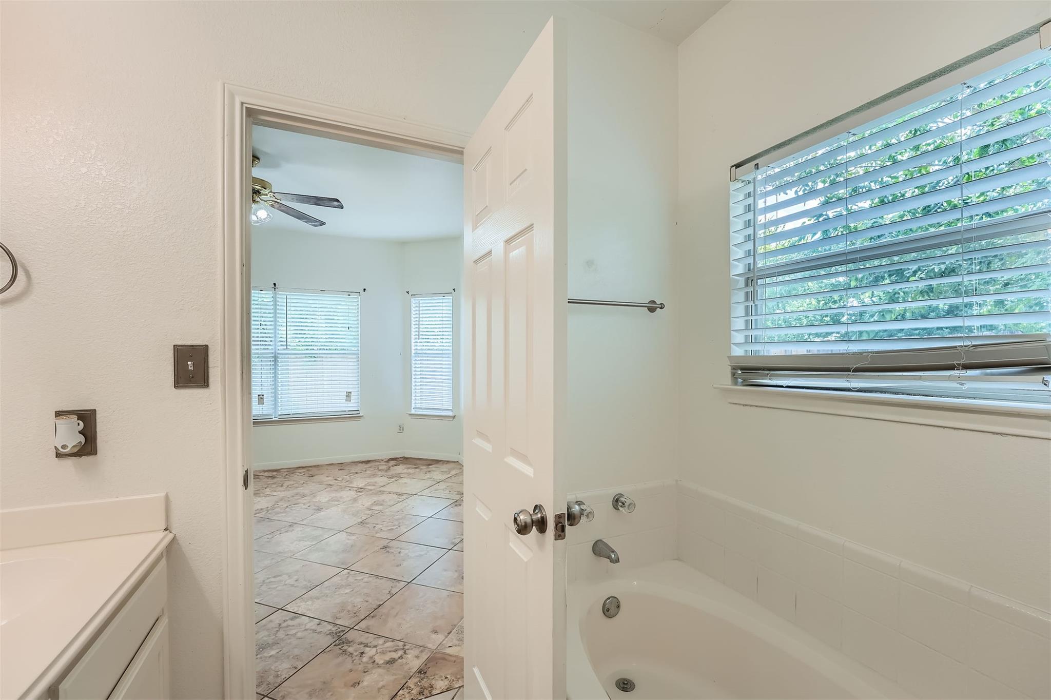 204 Mallard Cv, Hutto, TX 78634