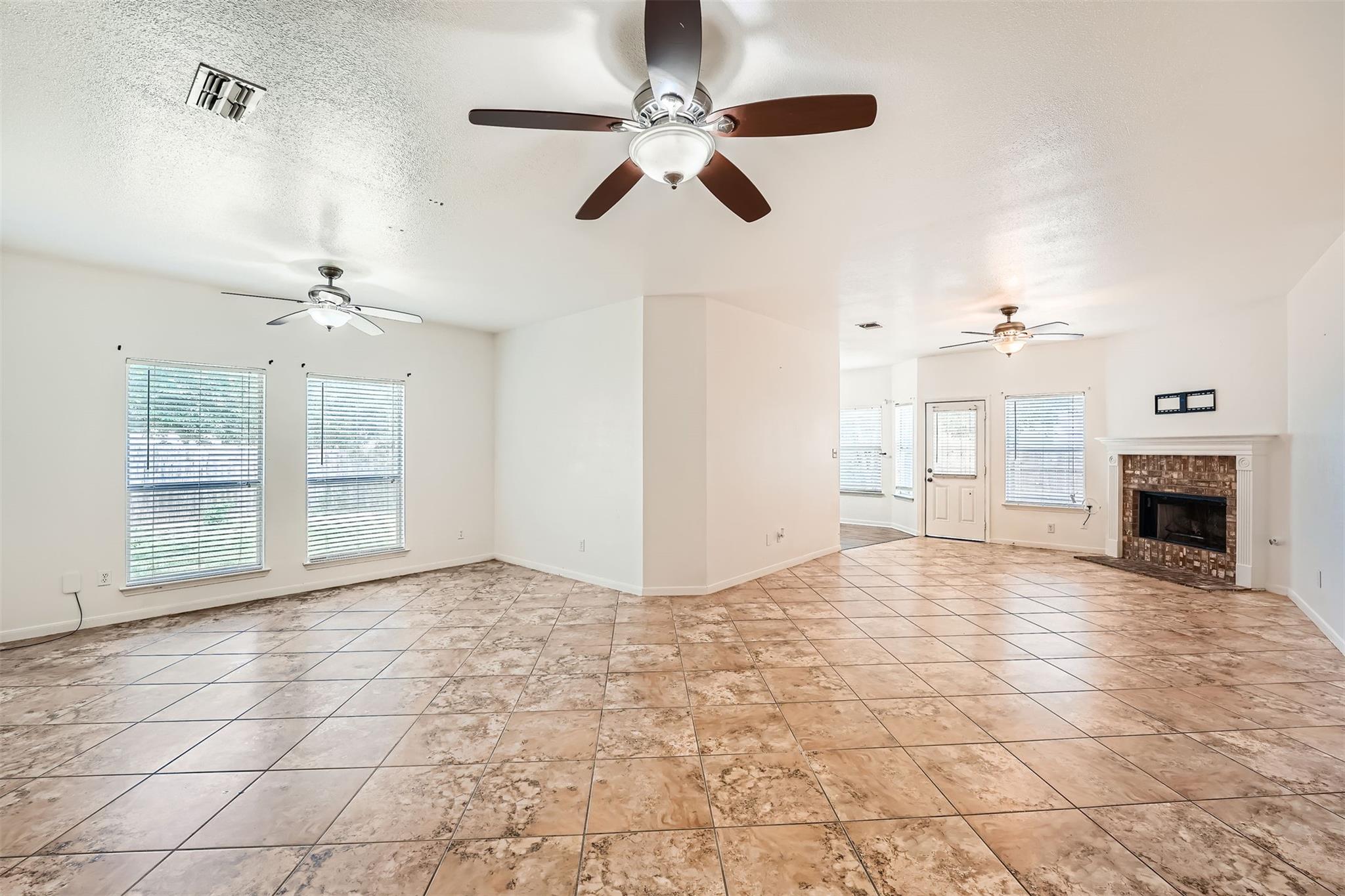 204 Mallard Cv, Hutto, TX 78634