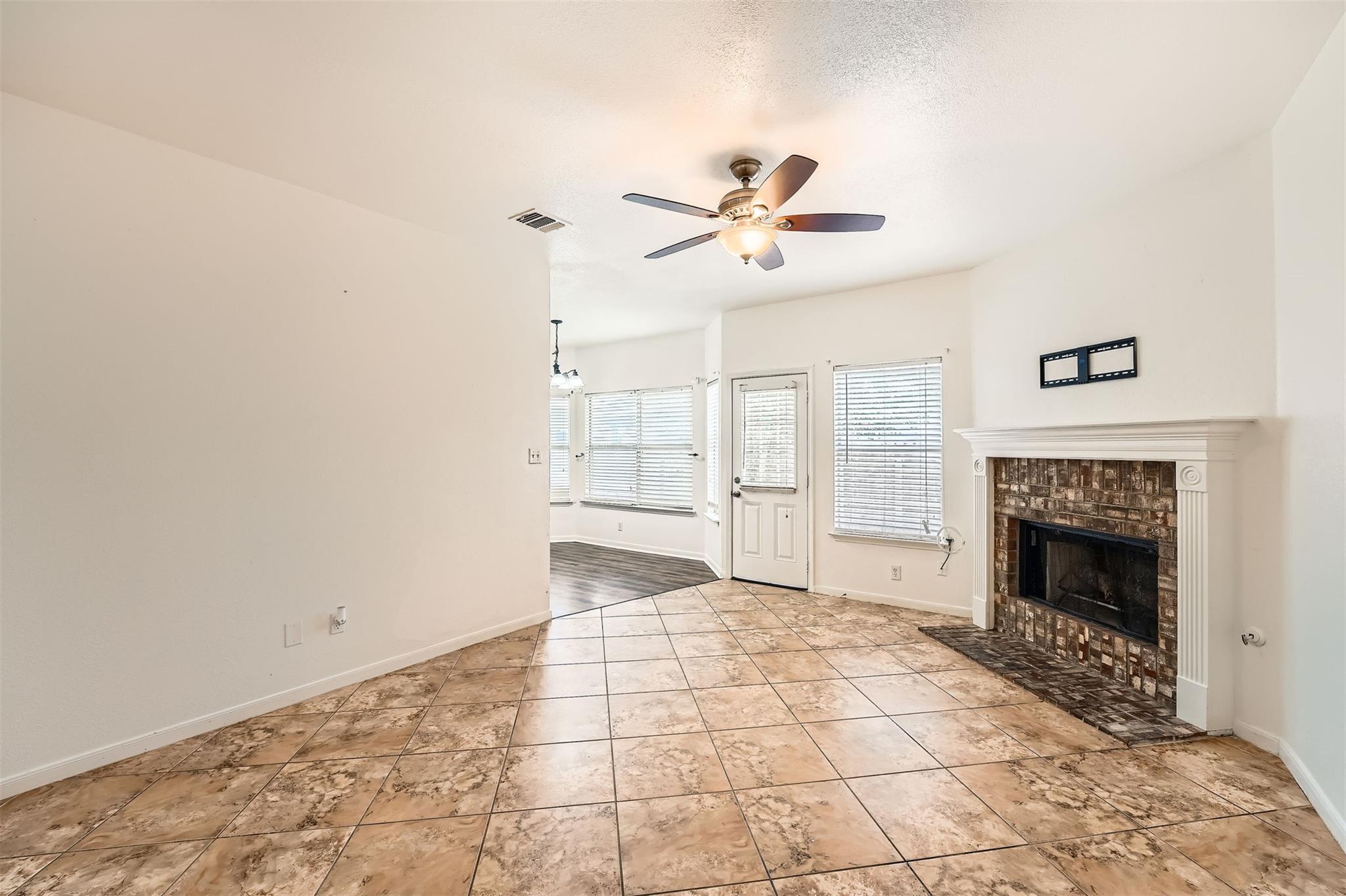 204 Mallard Cv, Hutto, TX 78634
