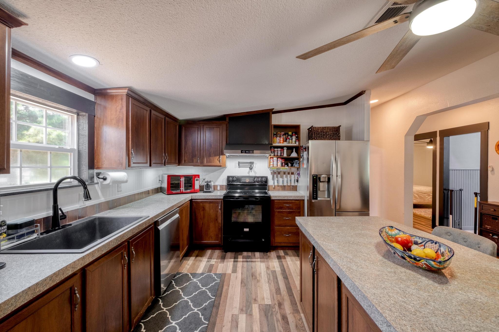 1922 E SH 21, Paige, TX 78659