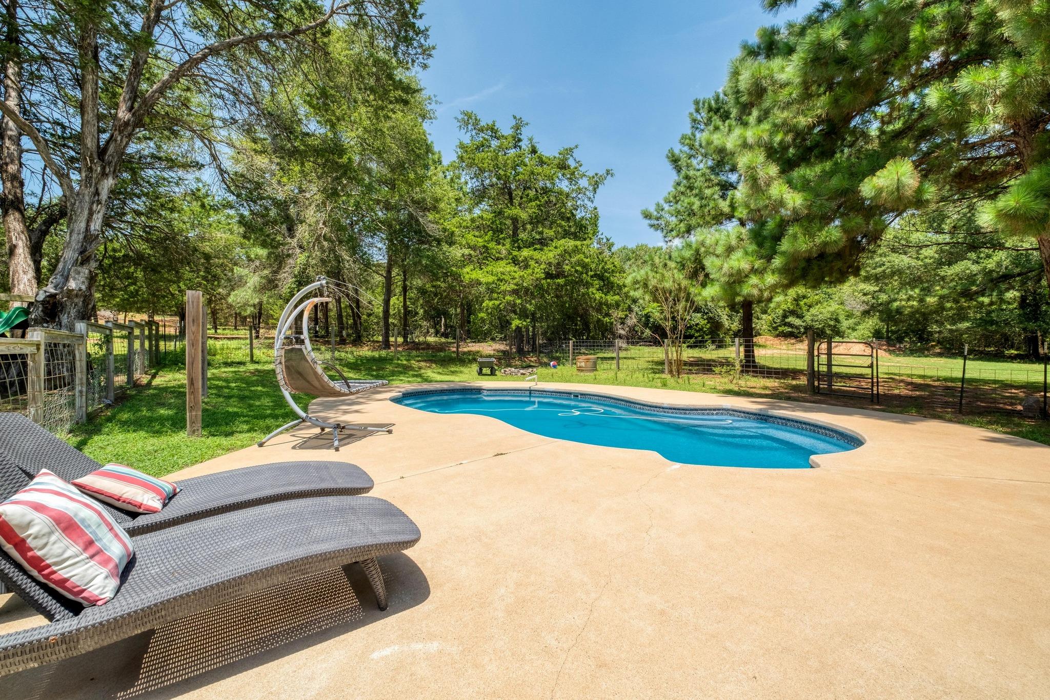 1922 E SH 21, Paige, TX 78659