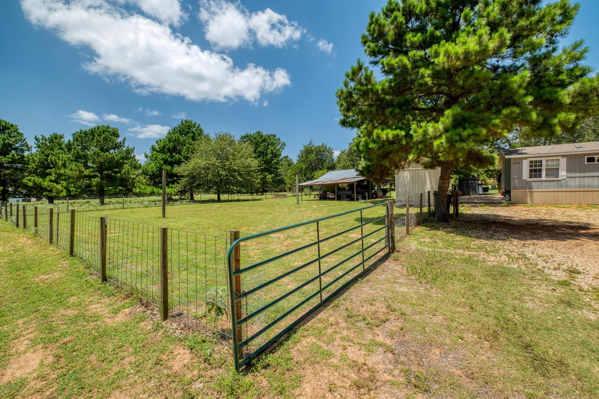 1922 E SH 21, Paige, TX 78659