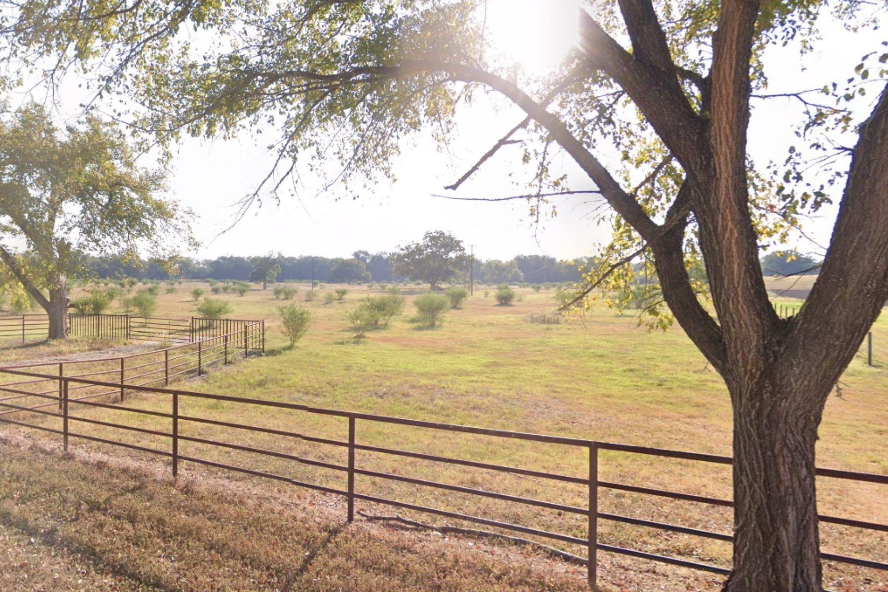 465 Oak Grove Rd, Luling, TX 78648
