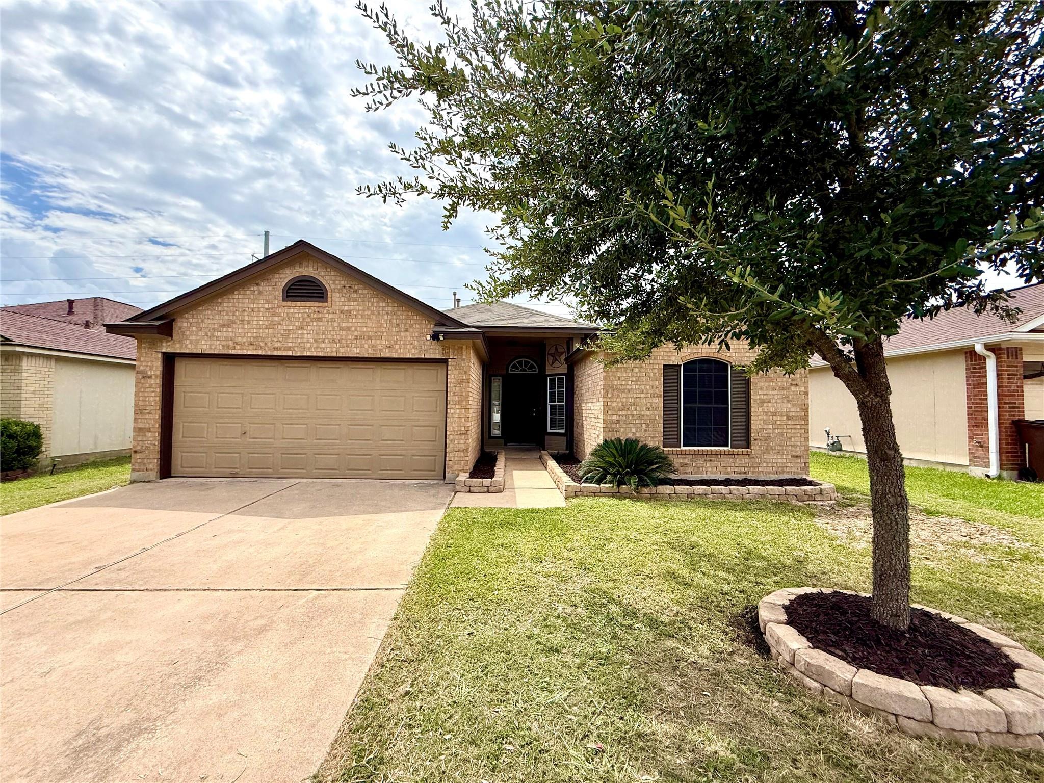 213 Summerside Ave, Lockhart, TX 78644