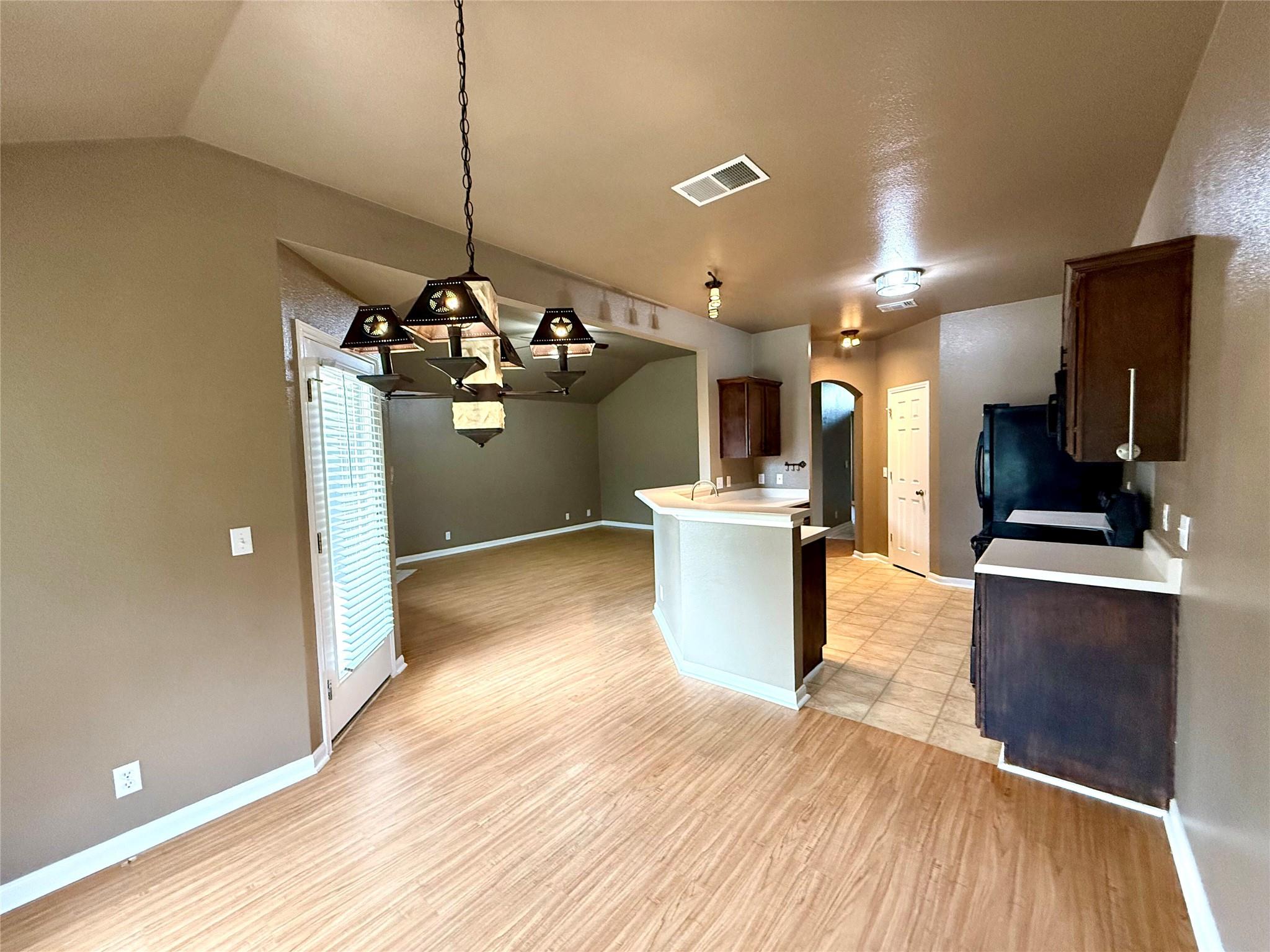 213 Summerside Ave, Lockhart, TX 78644