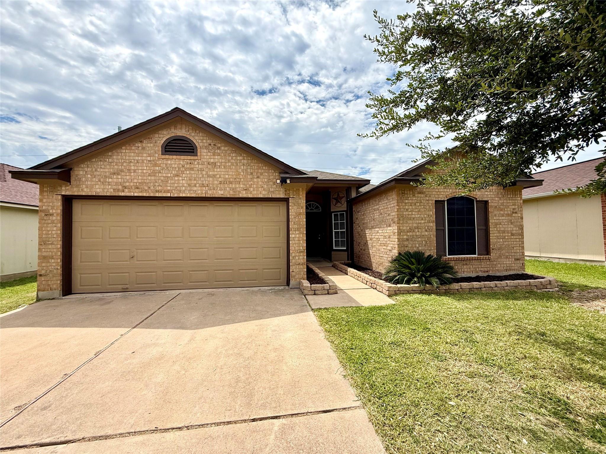 213 Summerside Ave, Lockhart, TX 78644