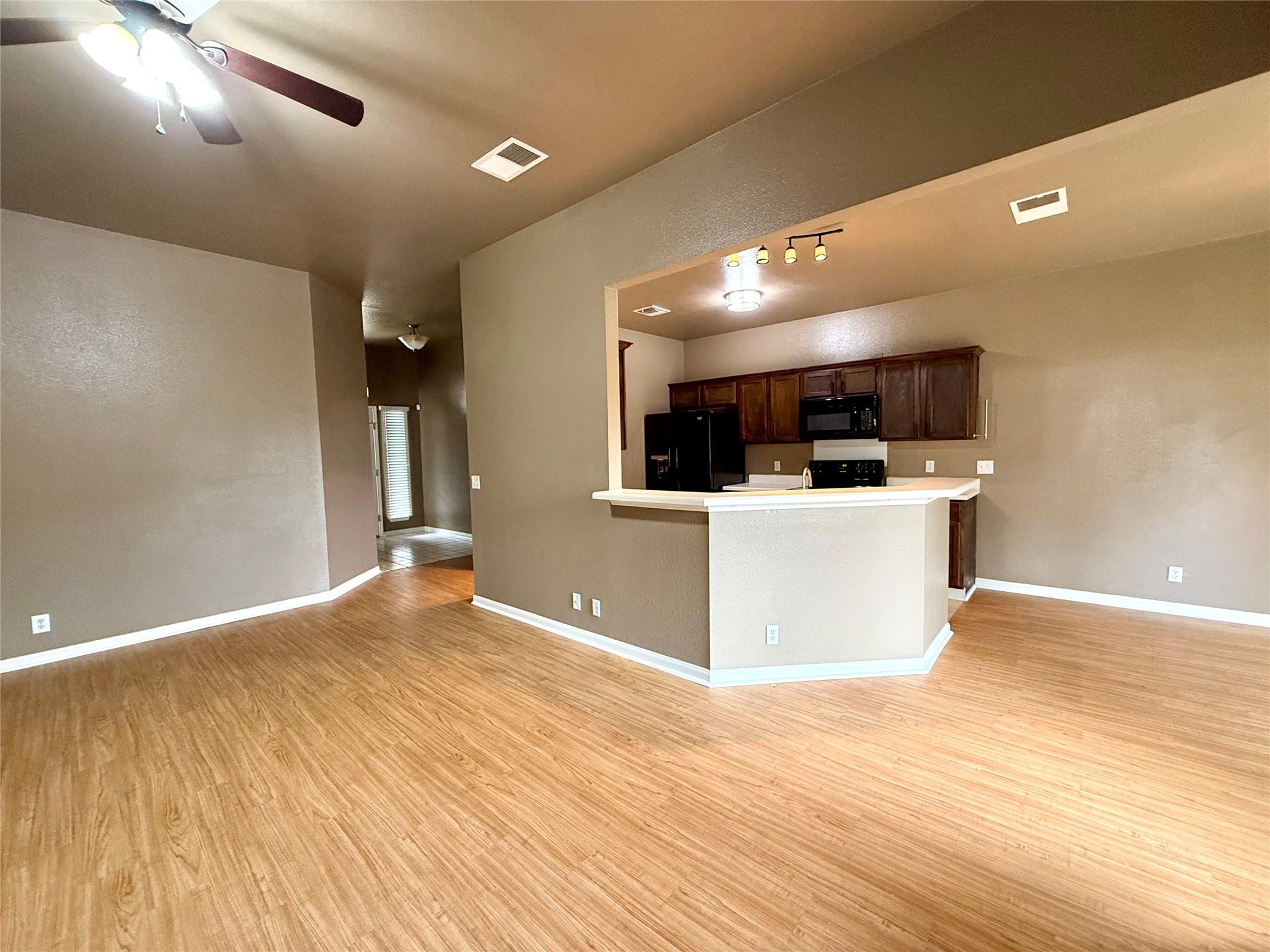 213 Summerside Ave, Lockhart, TX 78644