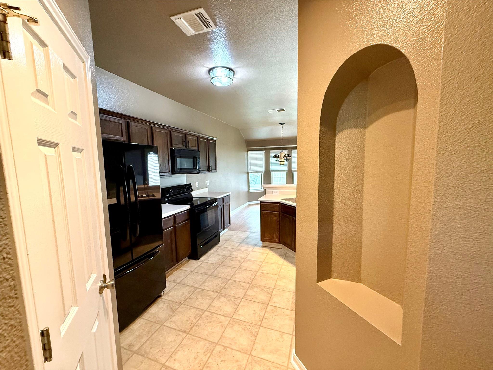 213 Summerside Ave, Lockhart, TX 78644