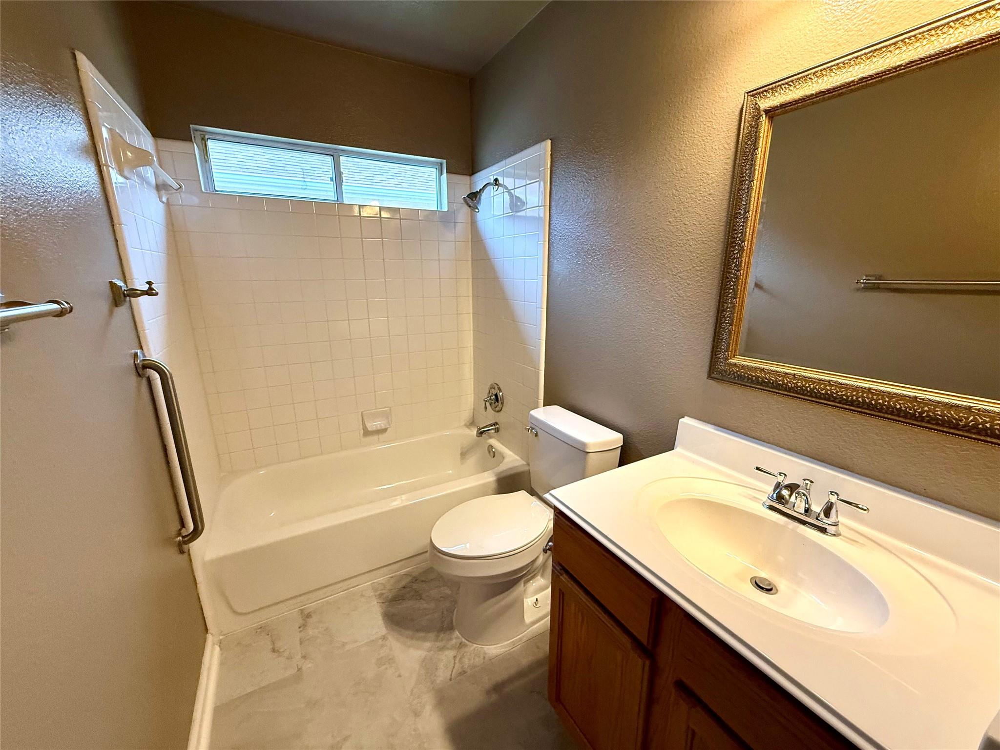 213 Summerside Ave, Lockhart, TX 78644