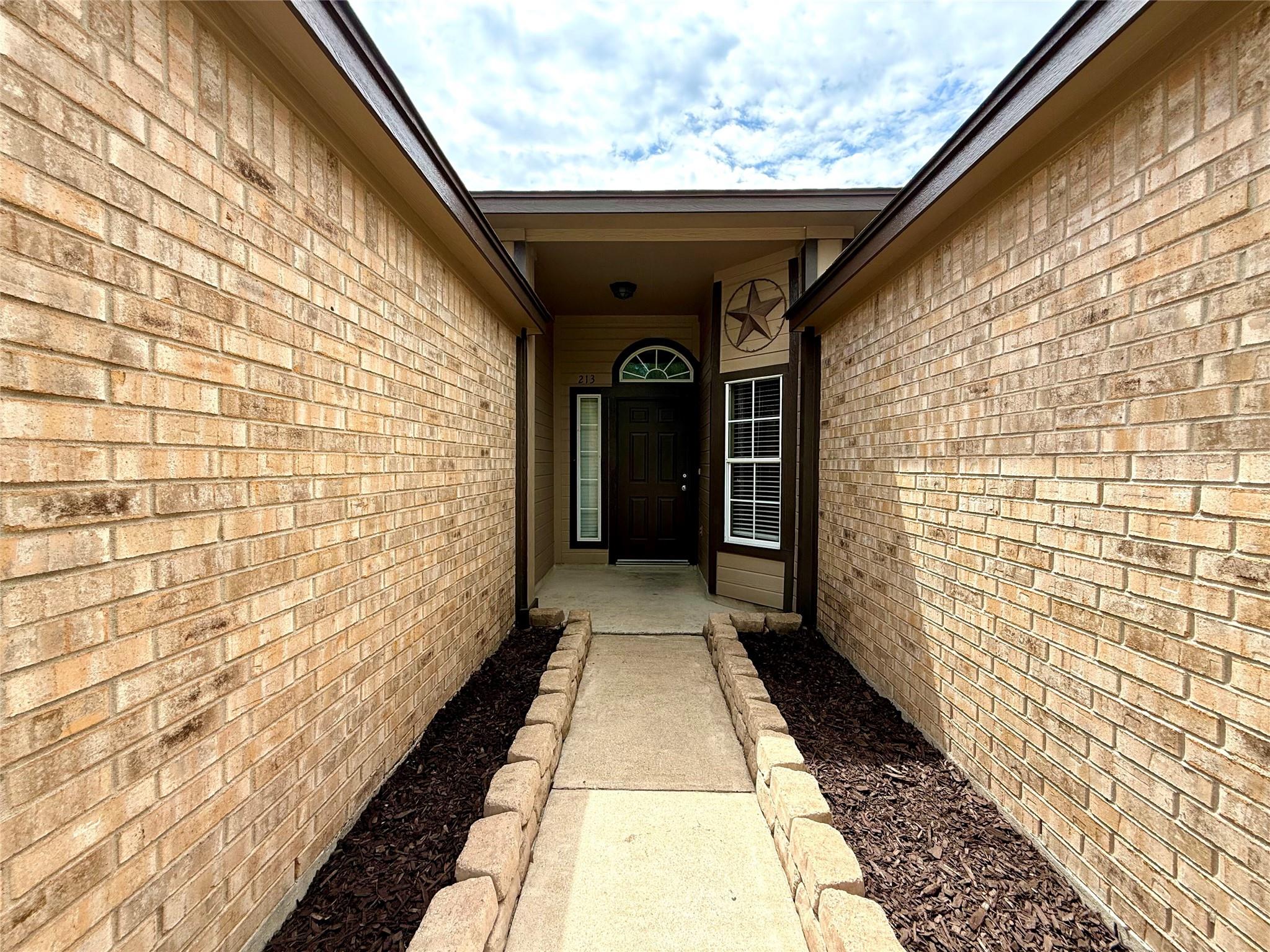 213 Summerside Ave, Lockhart, TX 78644