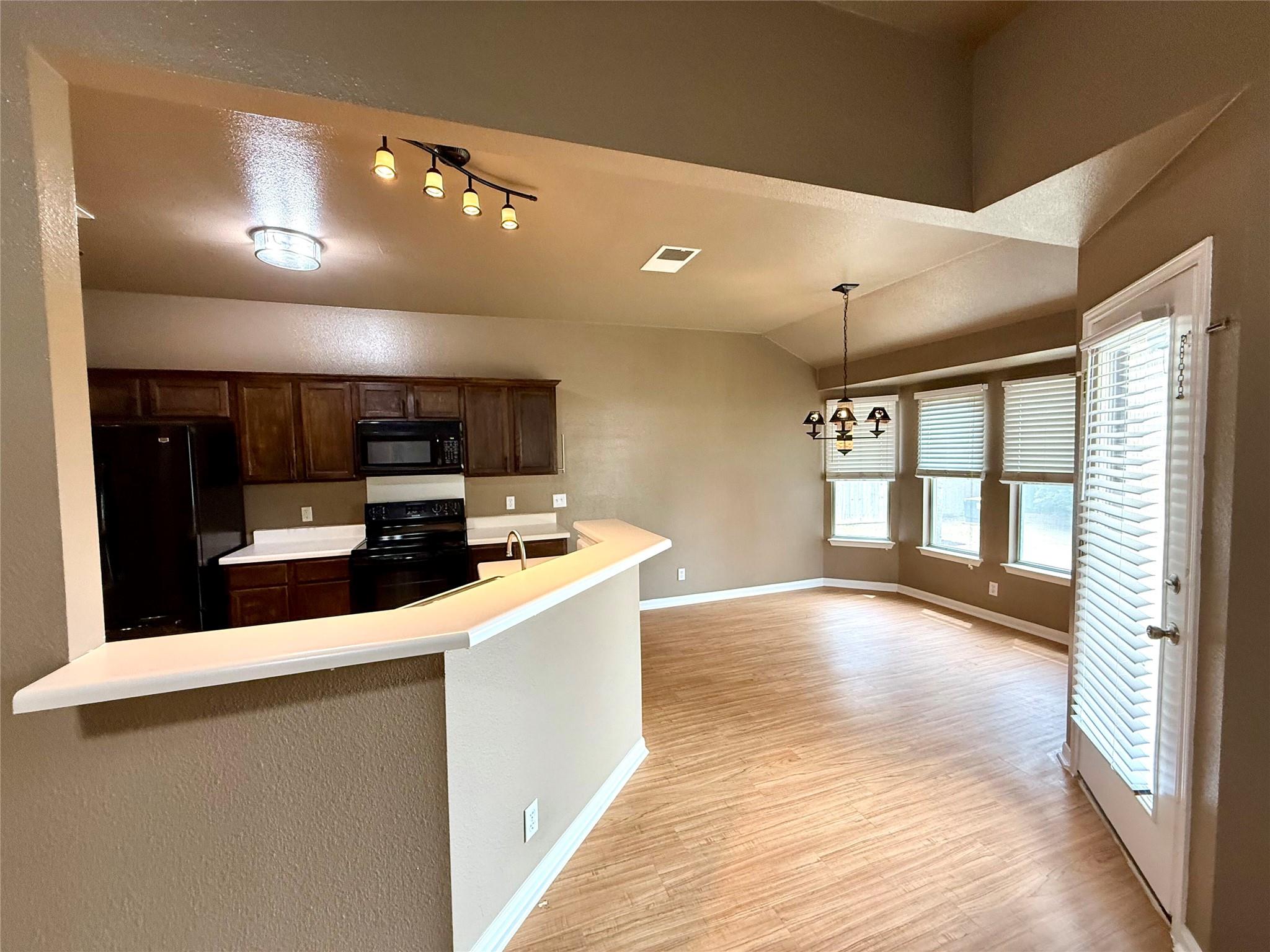 213 Summerside Ave, Lockhart, TX 78644