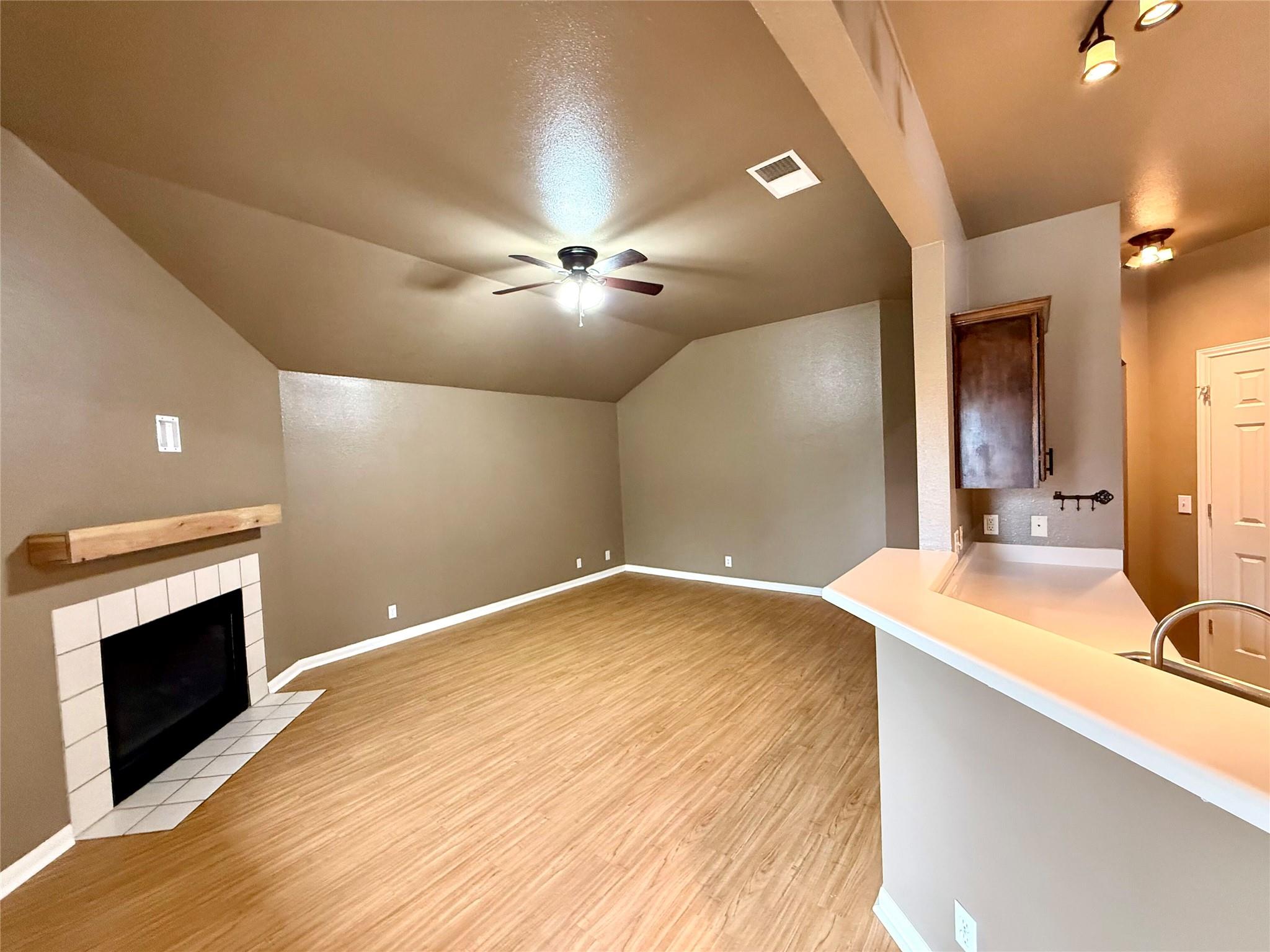 213 Summerside Ave, Lockhart, TX 78644