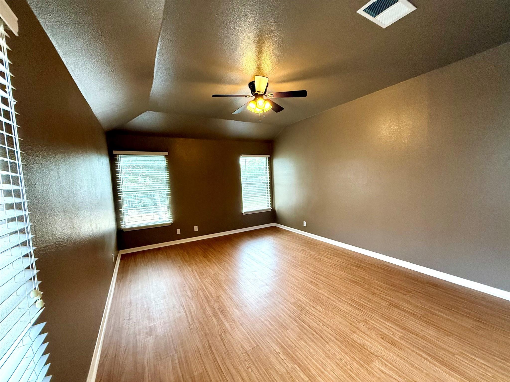 213 Summerside Ave, Lockhart, TX 78644
