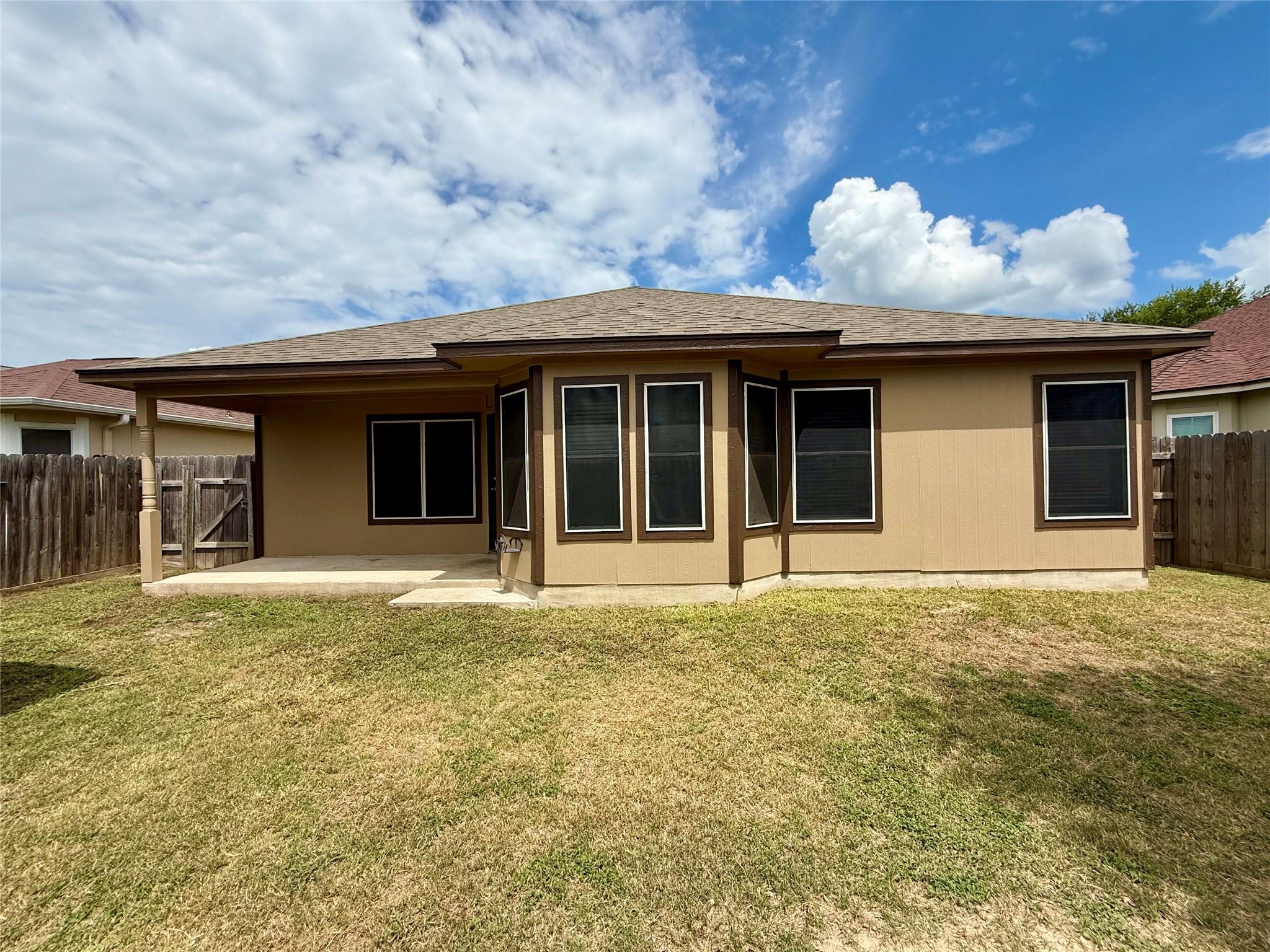 213 Summerside Ave, Lockhart, TX 78644