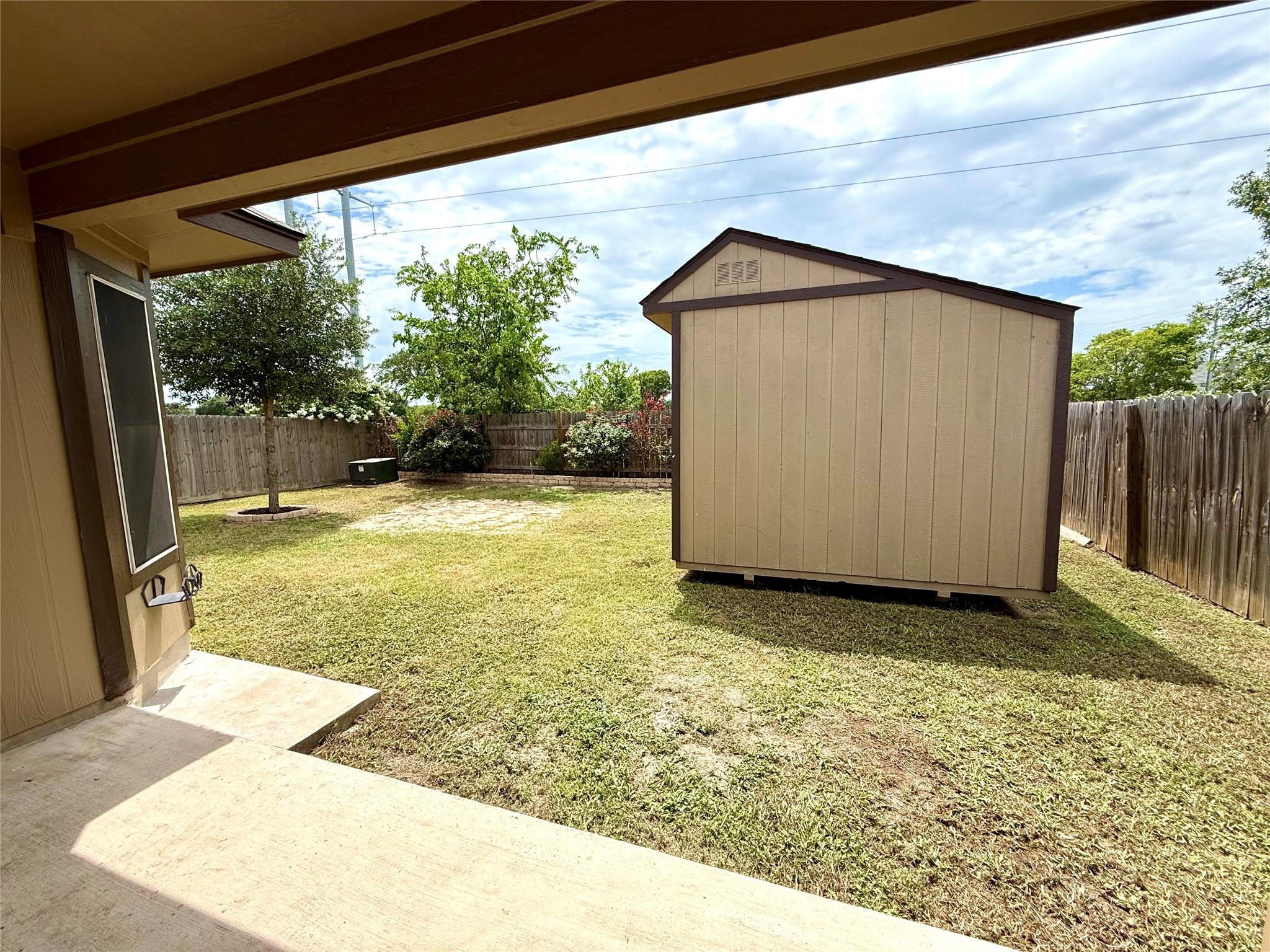 213 Summerside Ave, Lockhart, TX 78644