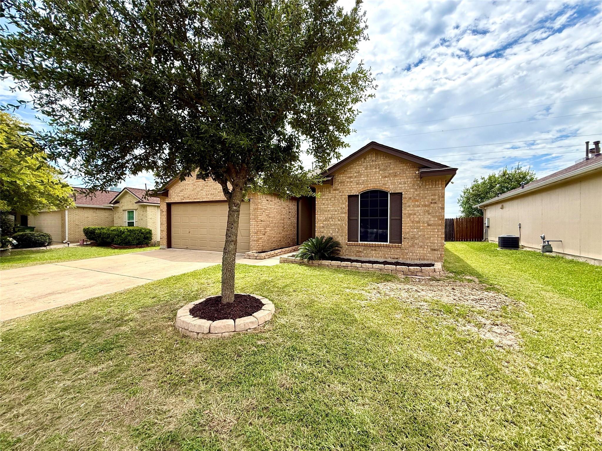 213 Summerside Ave, Lockhart, TX 78644
