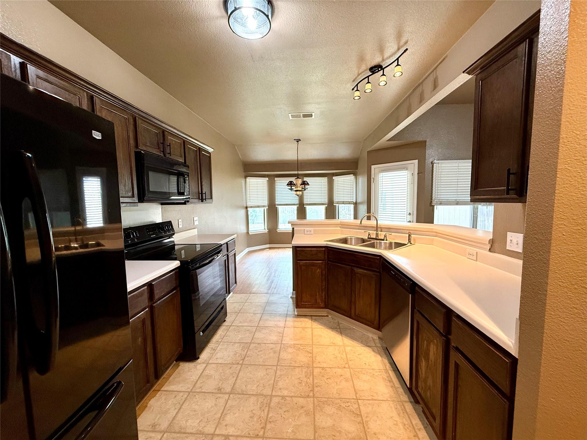 213 Summerside Ave, Lockhart, TX 78644