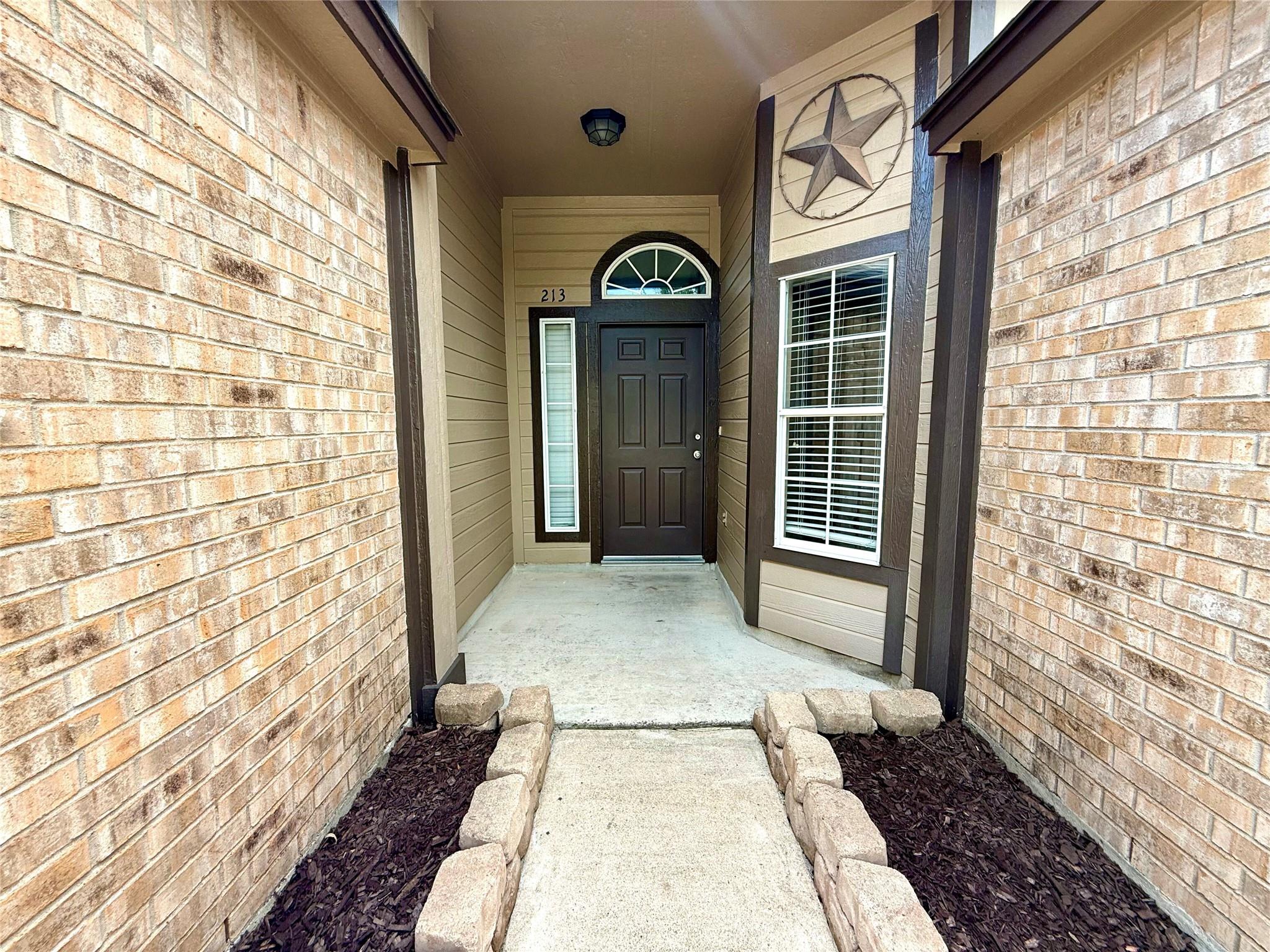 213 Summerside Ave, Lockhart, TX 78644