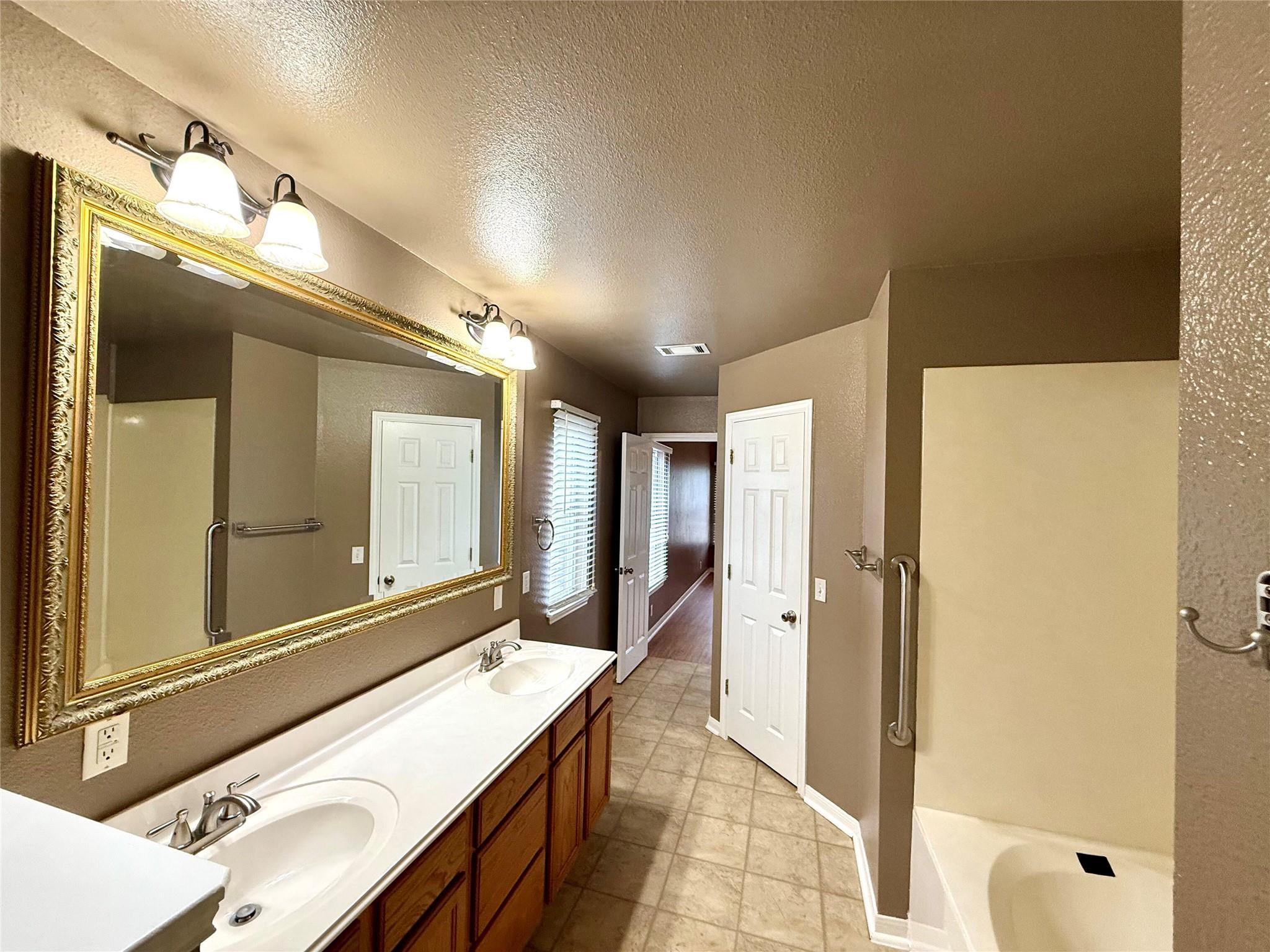 213 Summerside Ave, Lockhart, TX 78644