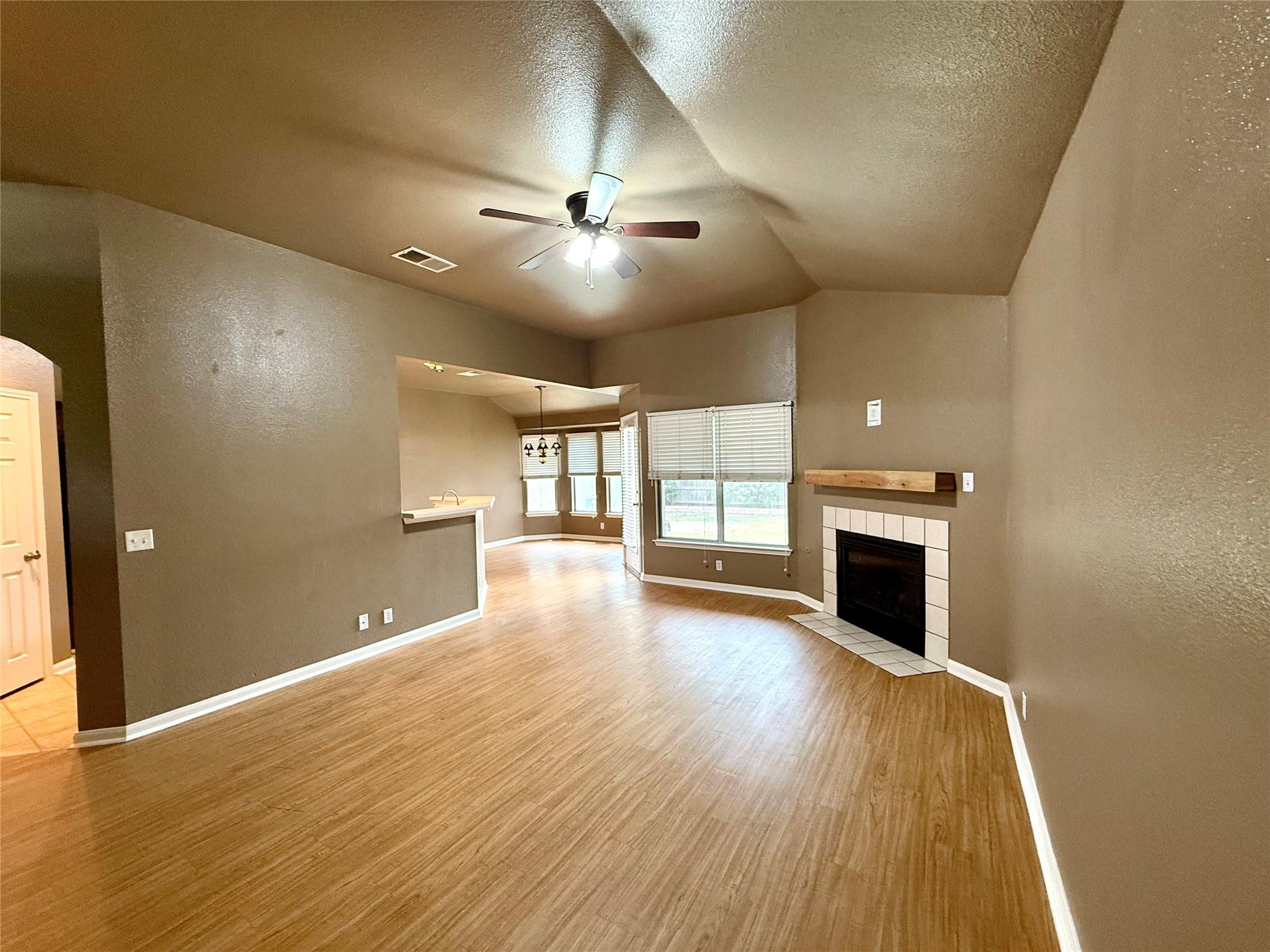 213 Summerside Ave, Lockhart, TX 78644