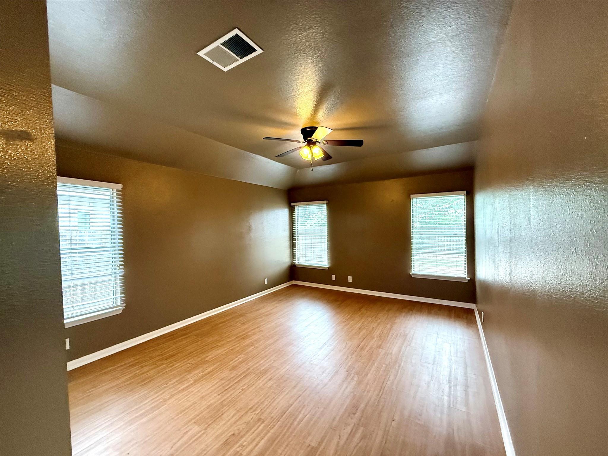 213 Summerside Ave, Lockhart, TX 78644