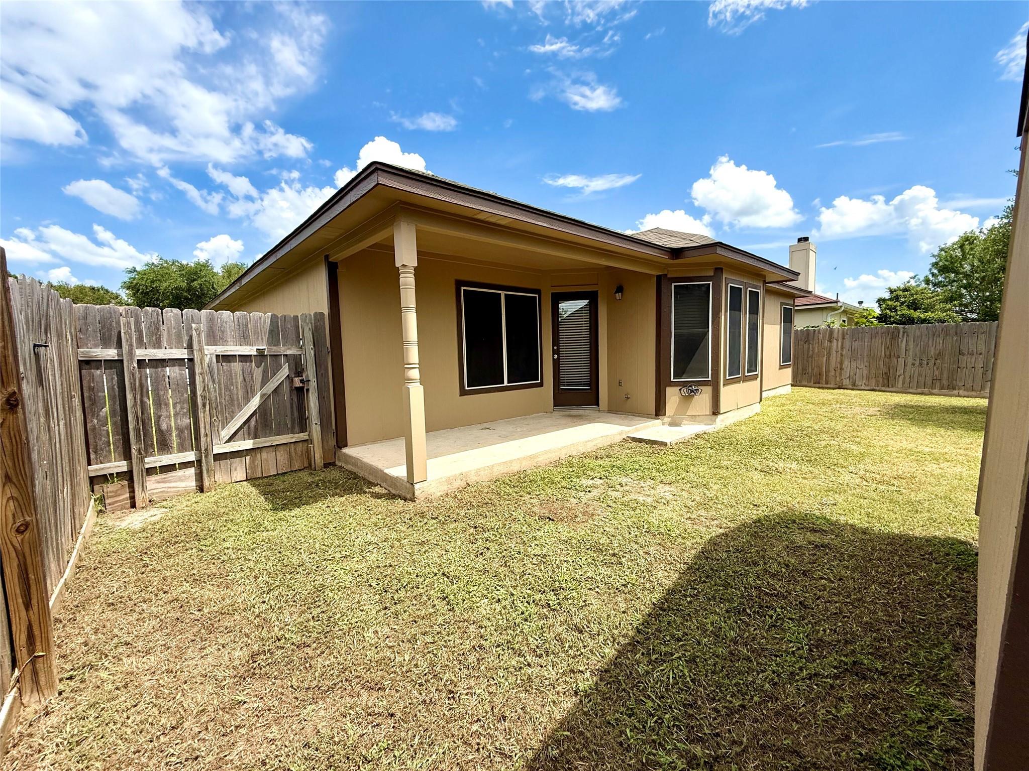 213 Summerside Ave, Lockhart, TX 78644
