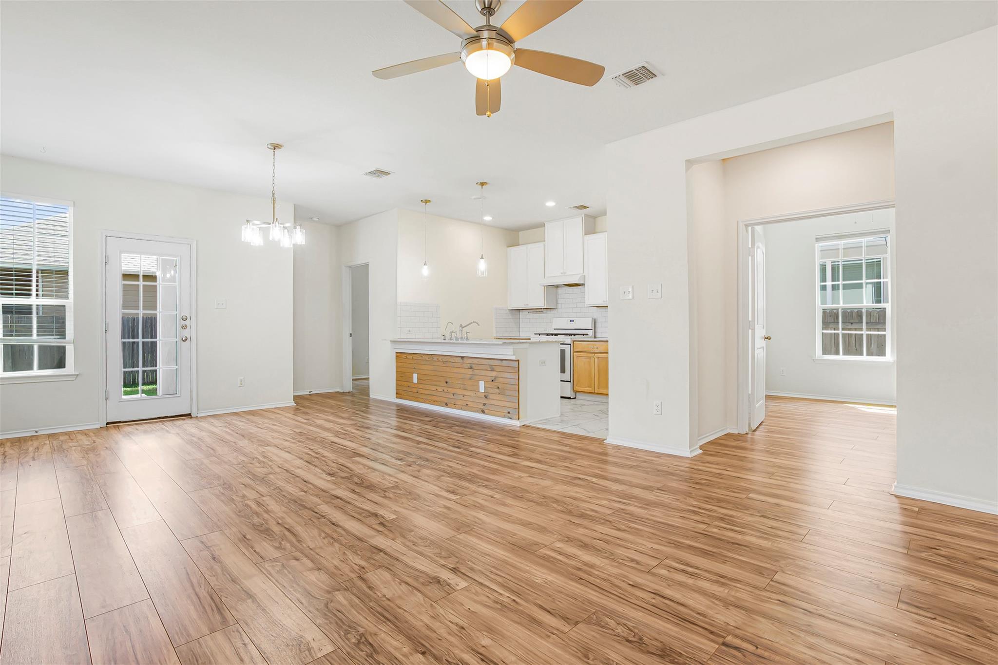 128 Holstein St, Hutto, TX 78634