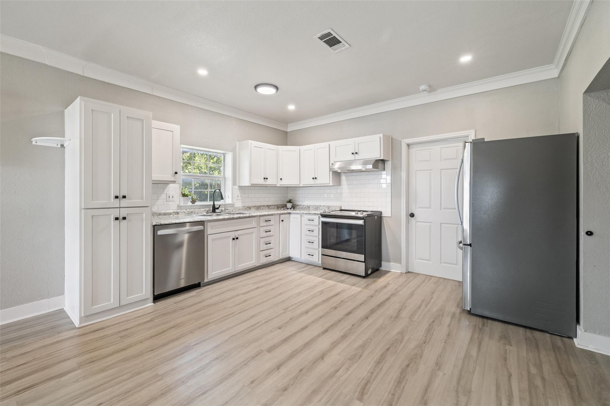 202 Brewster Ave, Florence, TX 76527