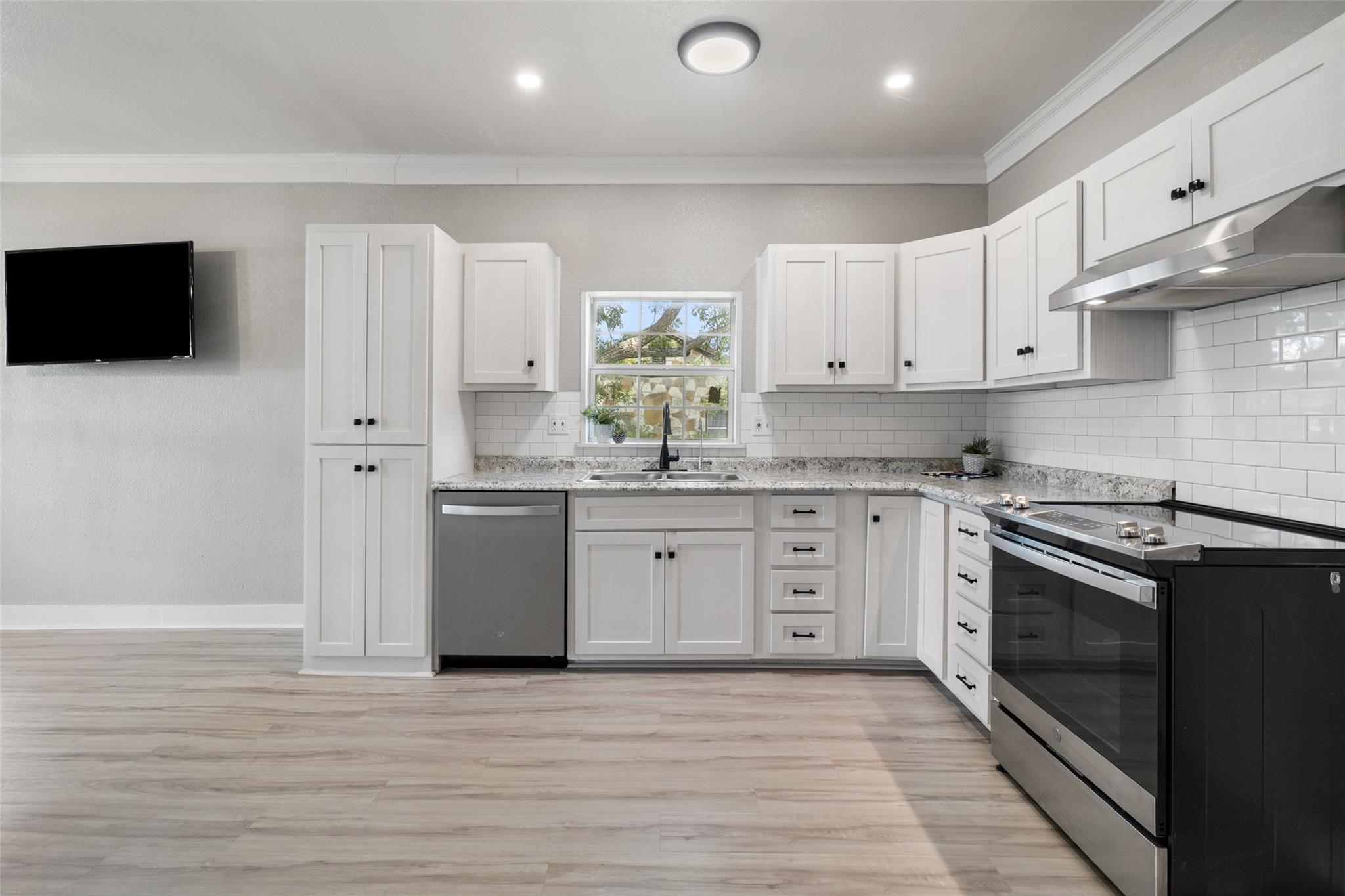 202 Brewster Ave, Florence, TX 76527