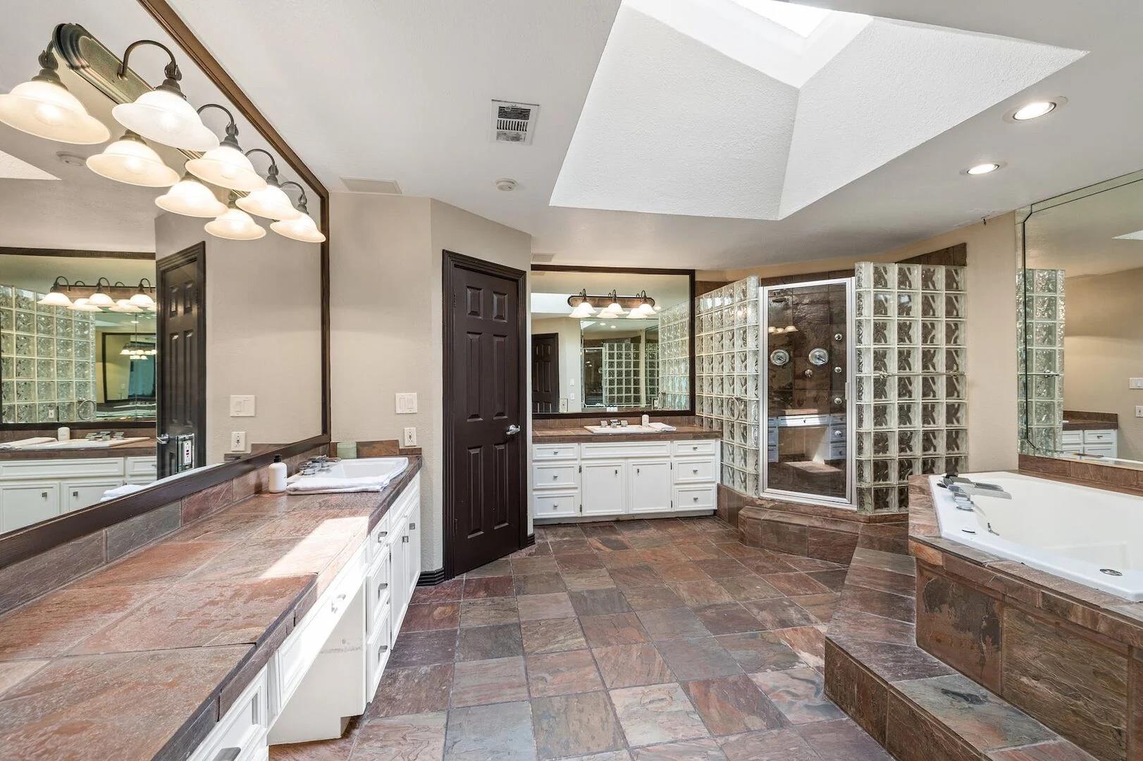 925 Challenger, Lakeway, TX 78734