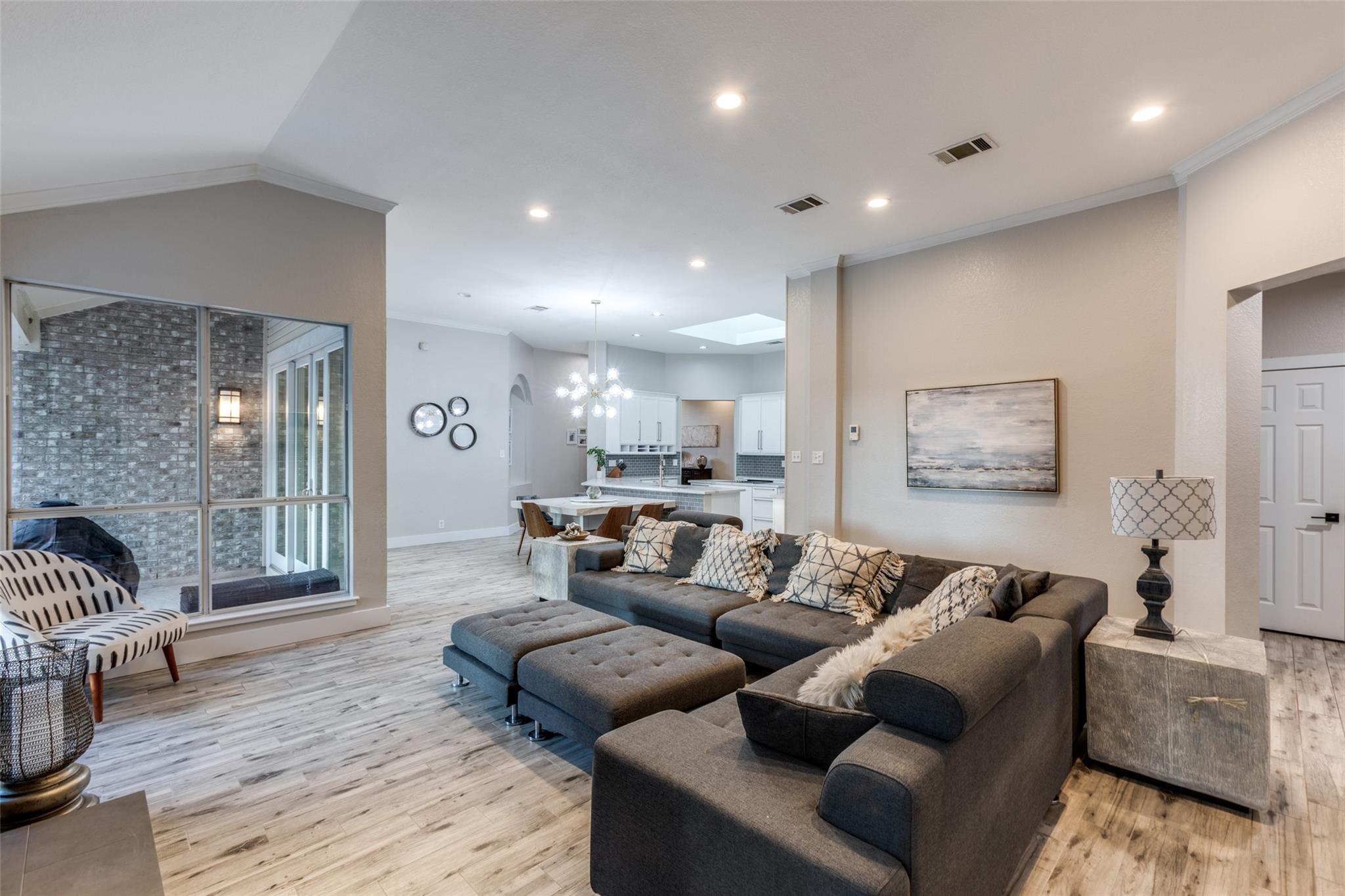 6 Stillmeadow Ct, The Hills, TX 78738