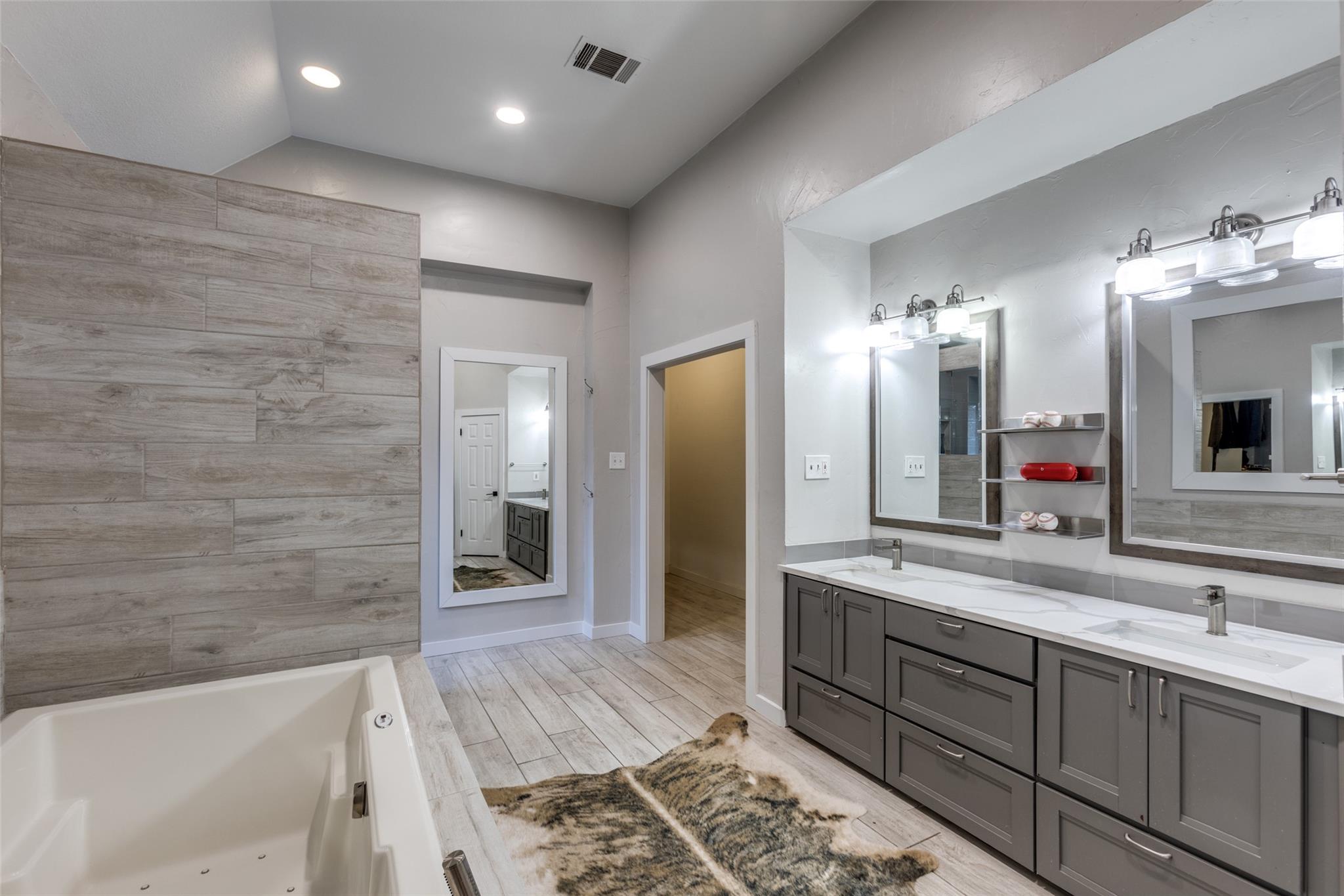 6 Stillmeadow Ct, The Hills, TX 78738