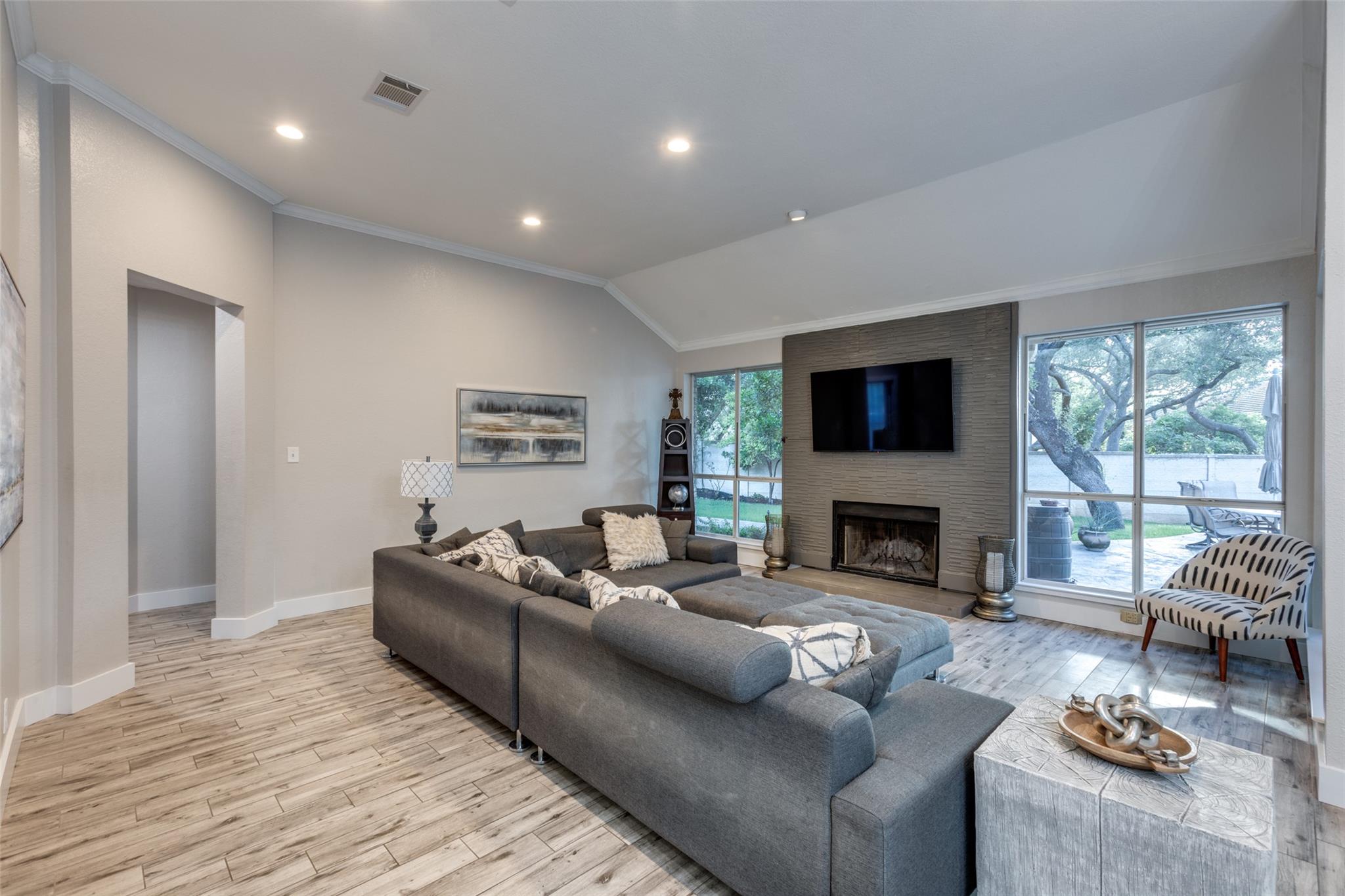 6 Stillmeadow Ct, The Hills, TX 78738