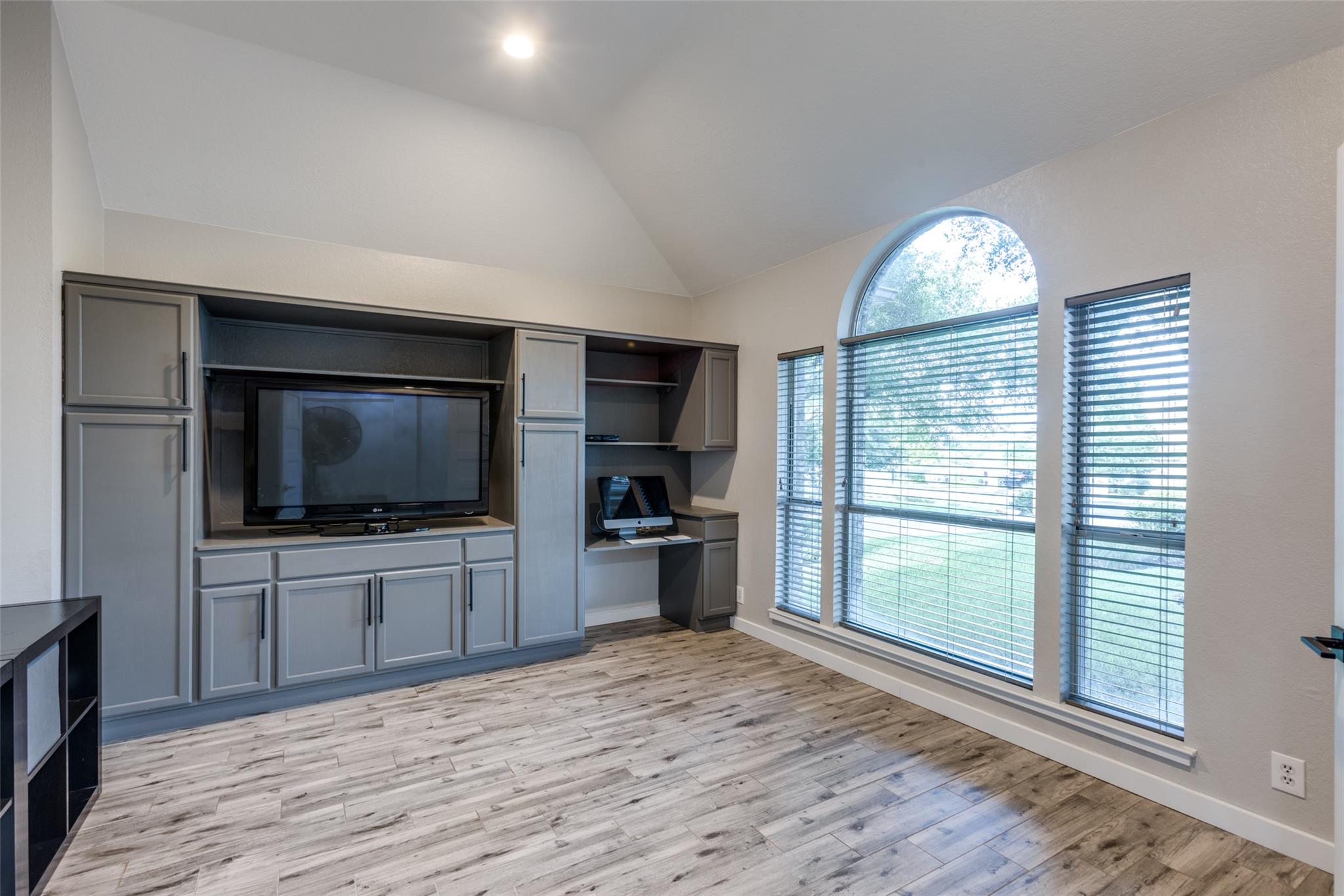 6 Stillmeadow Ct, The Hills, TX 78738