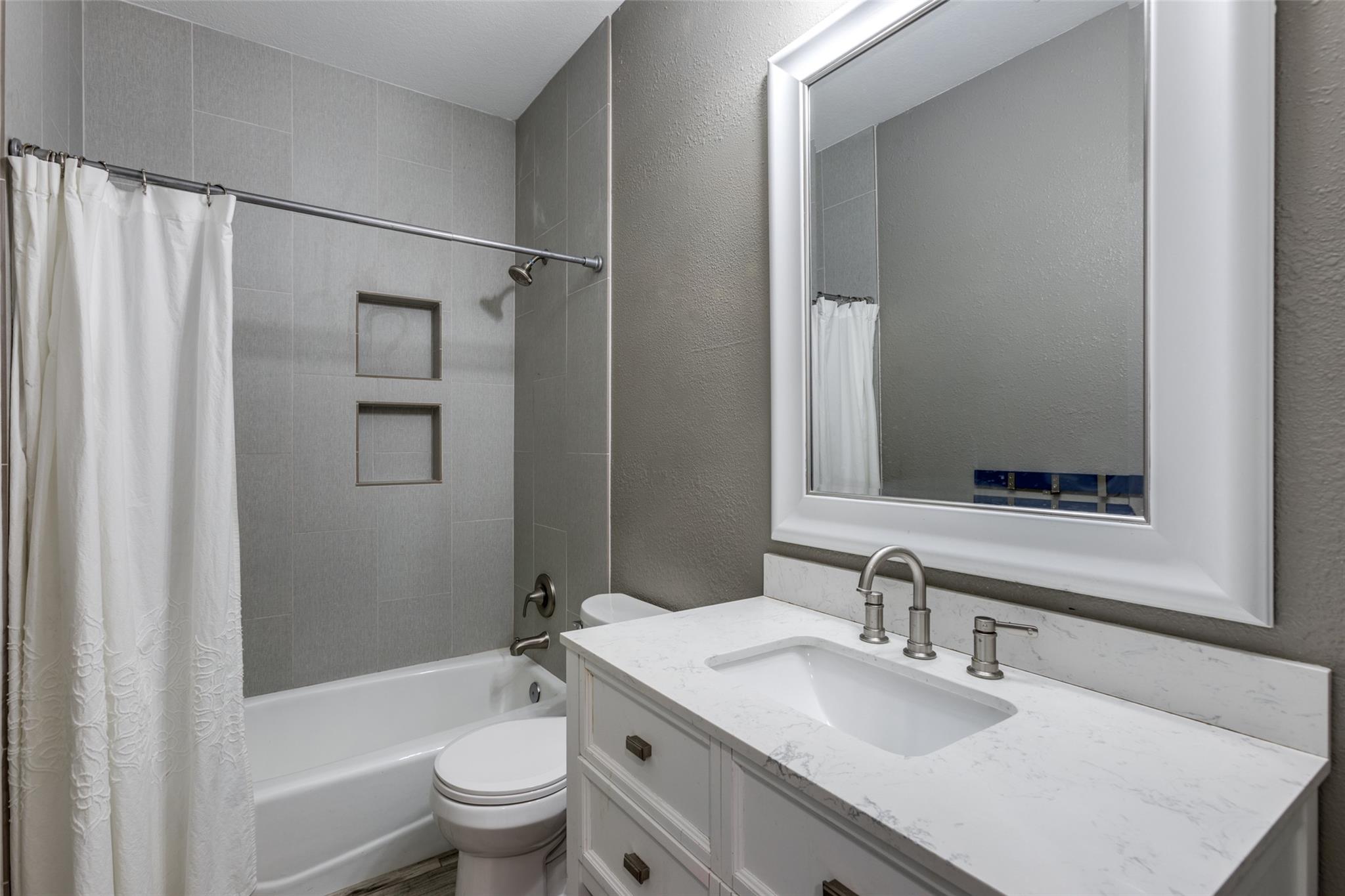 6 Stillmeadow Ct, The Hills, TX 78738