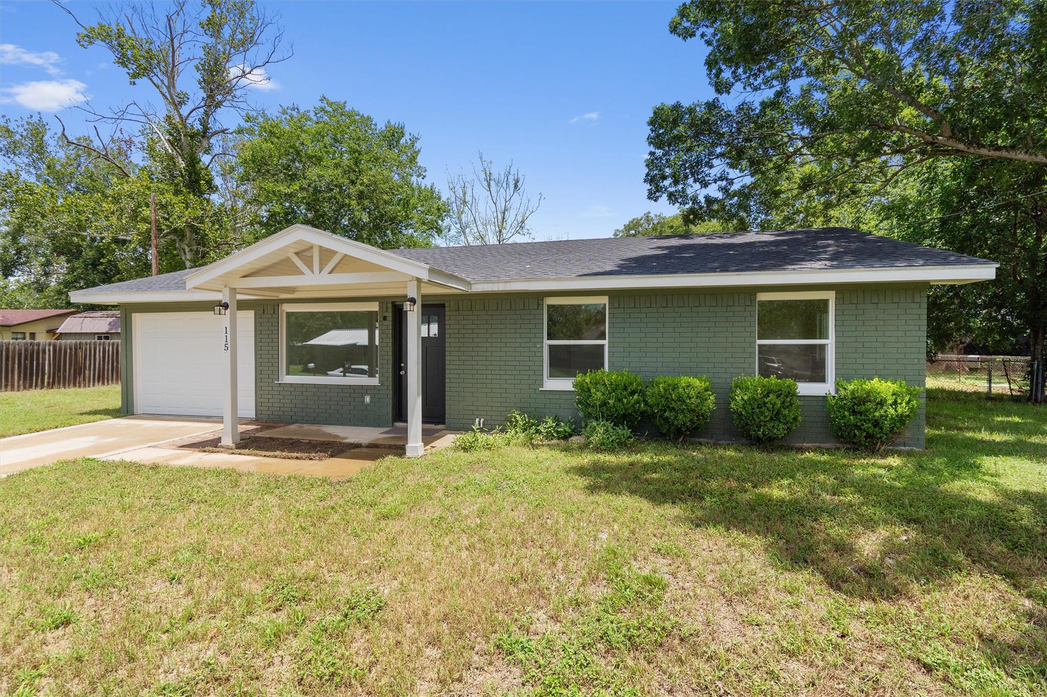 115 Sycamore St, Luling, TX 78648