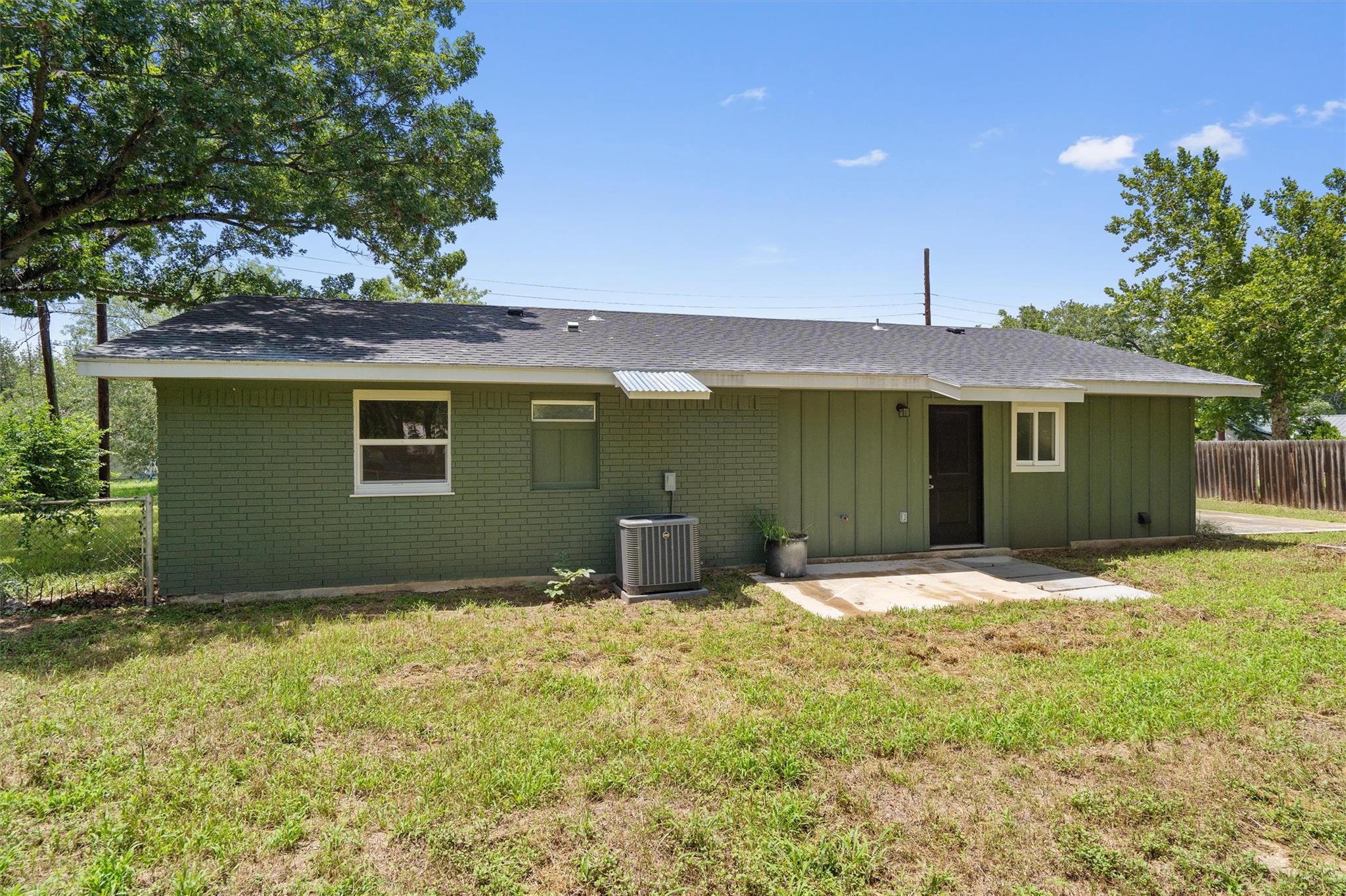 115 Sycamore St, Luling, TX 78648