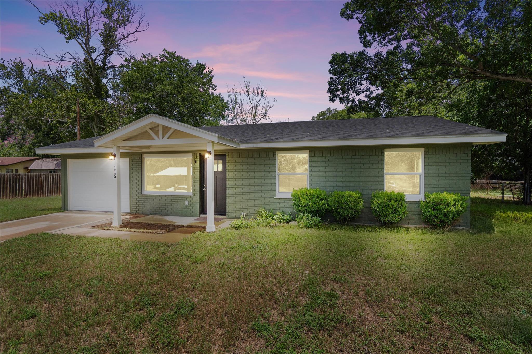 115 Sycamore St, Luling, TX 78648