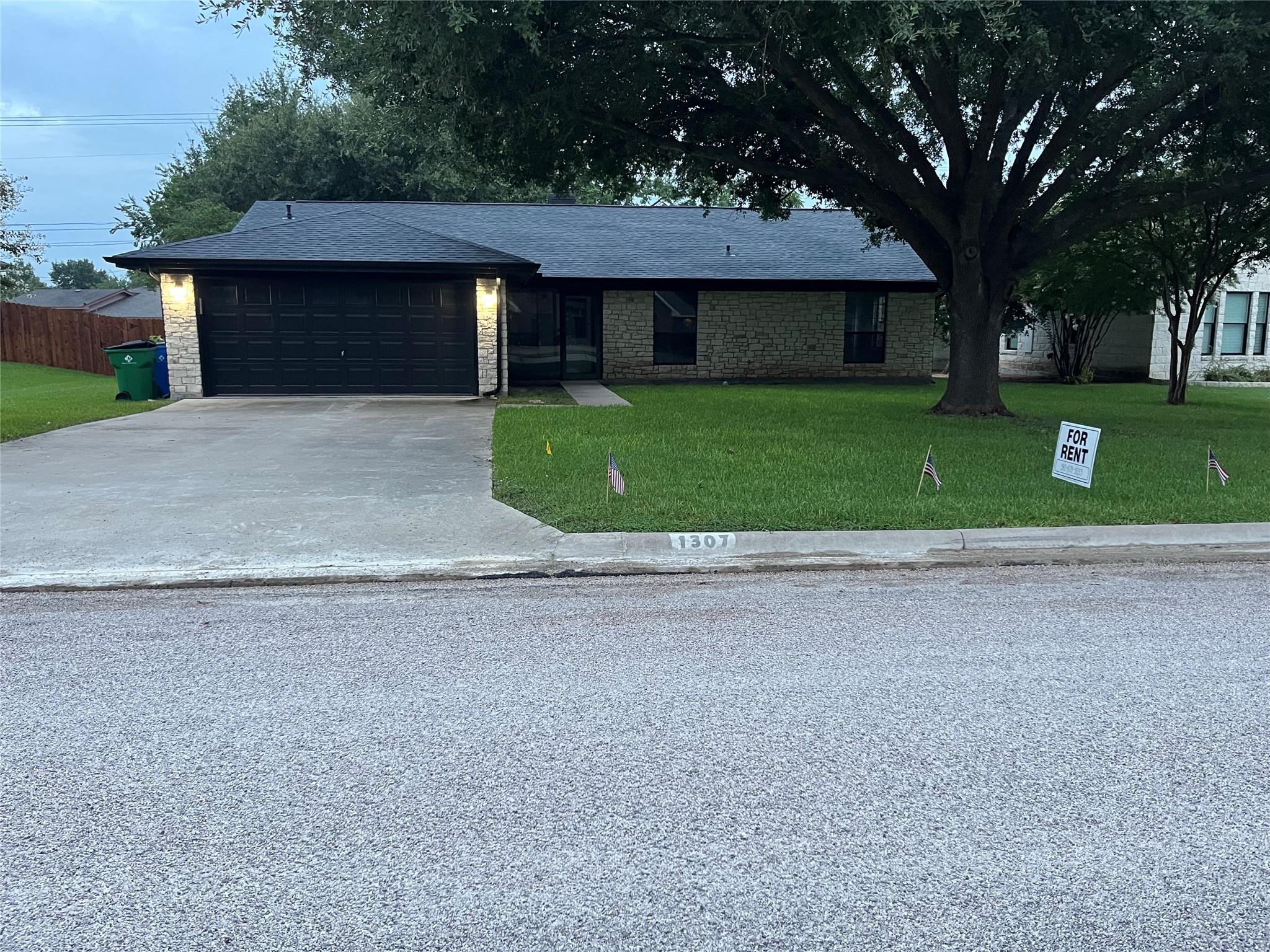 1307 T H Johnson Dr, Taylor, TX 76574